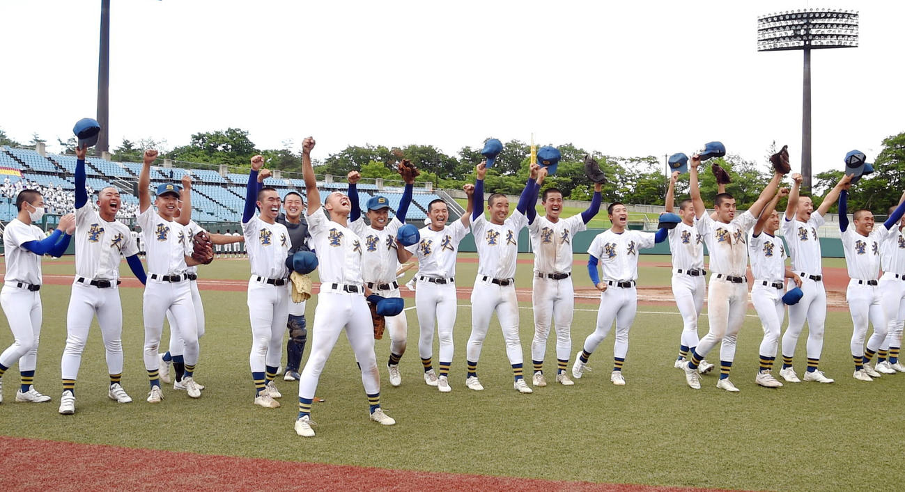 4年ぶり4度目の優勝を果たした聖光学院ナイン（撮影・山田愛斗）