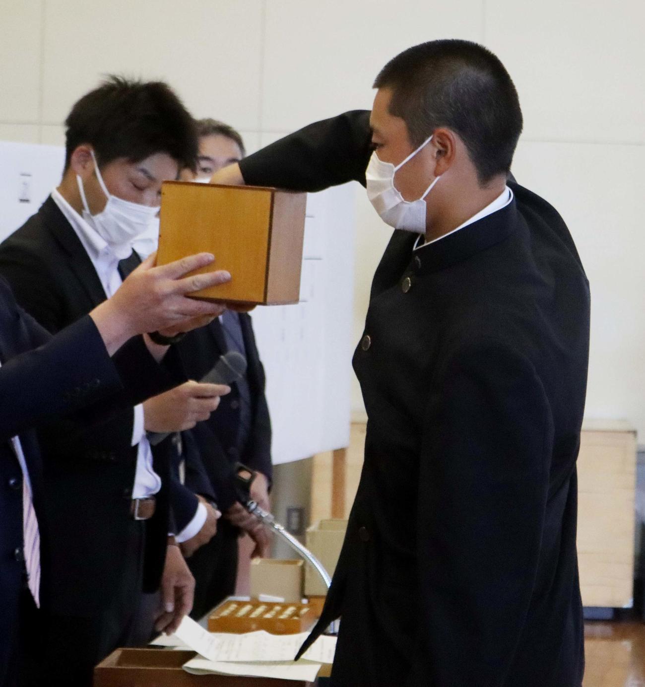 組み合わせ抽選に臨む札幌第一の田中佑主将（右）（撮影・永野高輔）
