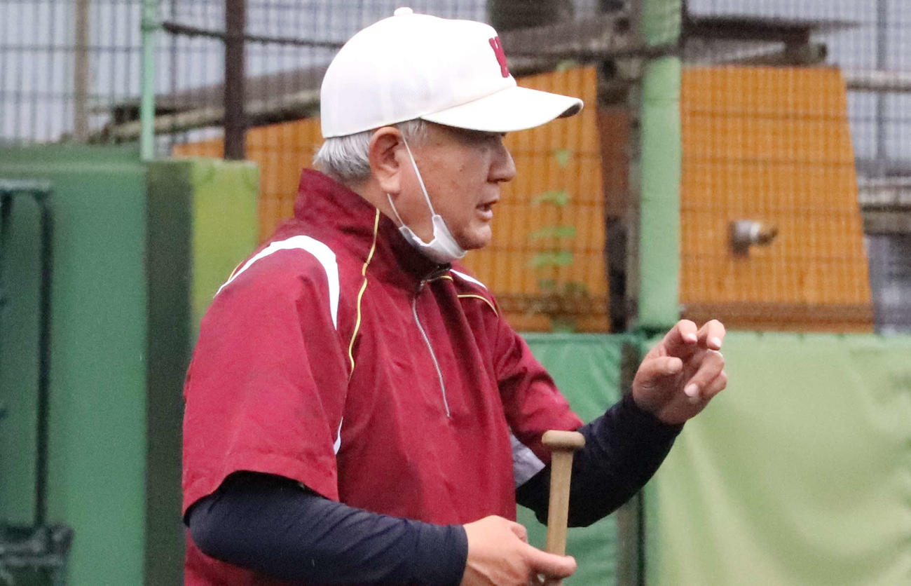選手たちに指導する早実・和泉監督（撮影・藤塚大輔）