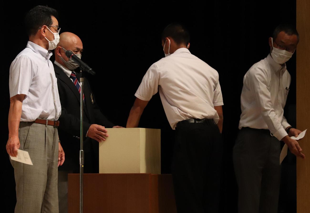 高校野球埼玉大会組み合わせ抽選会　抽選を引く上尾・金丸健司主将（右から2番目）（撮影・阿部泰斉）