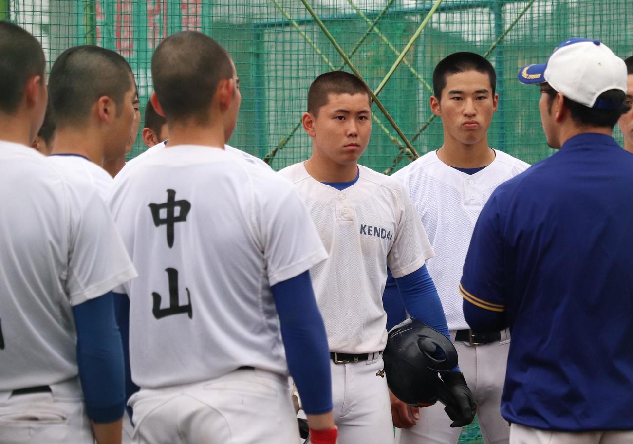 真剣なまなざしで話を聞く高崎健康福祉大高崎・清水叶人捕手（中央）（撮影・阿部泰斉）