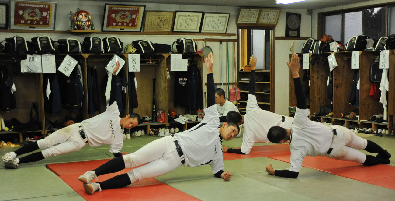 体幹トレーニングを行う浜松工の投手陣
