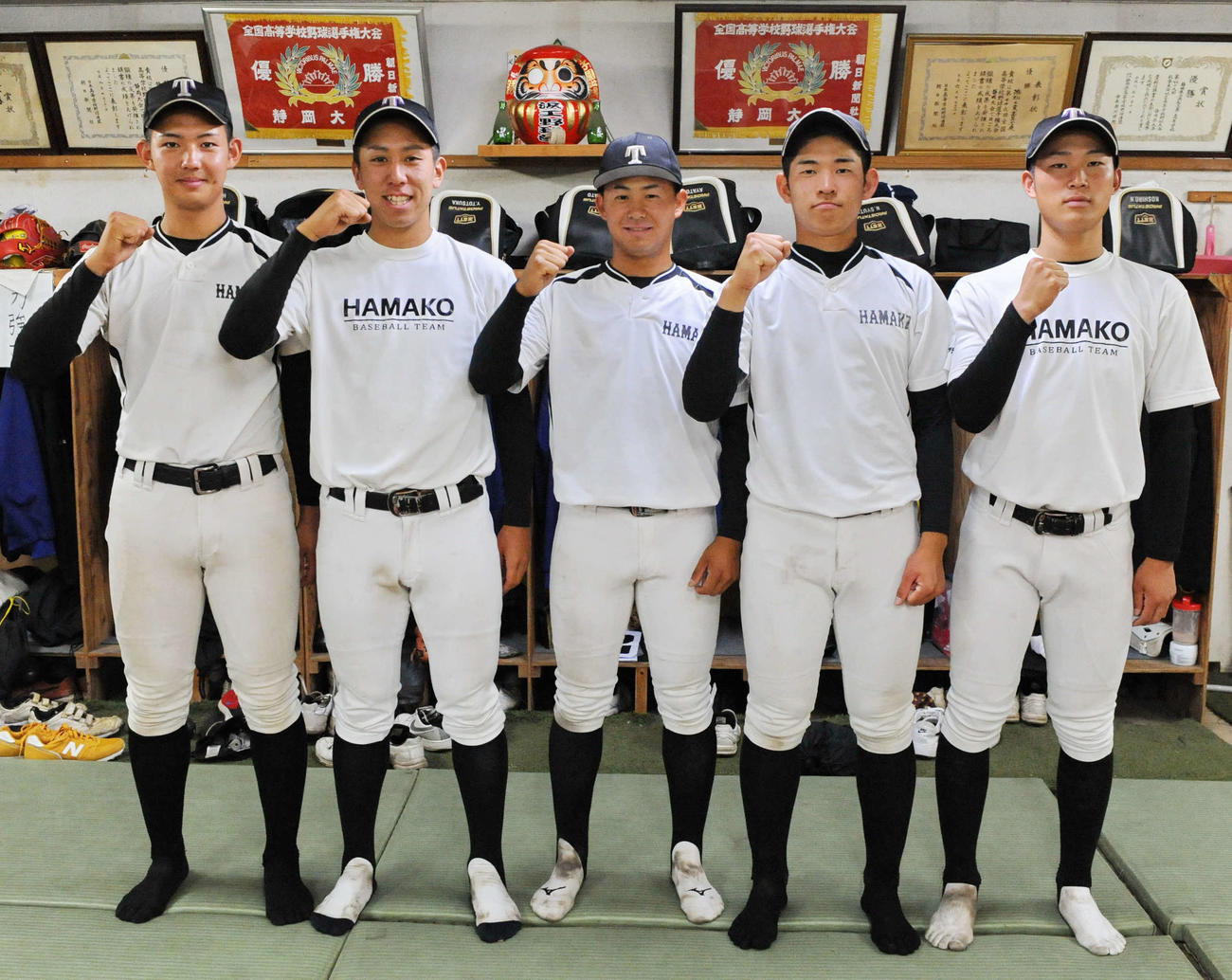浜松工の投手陣。左から細窪、玉田、太田涼介、小野翔也、服部海