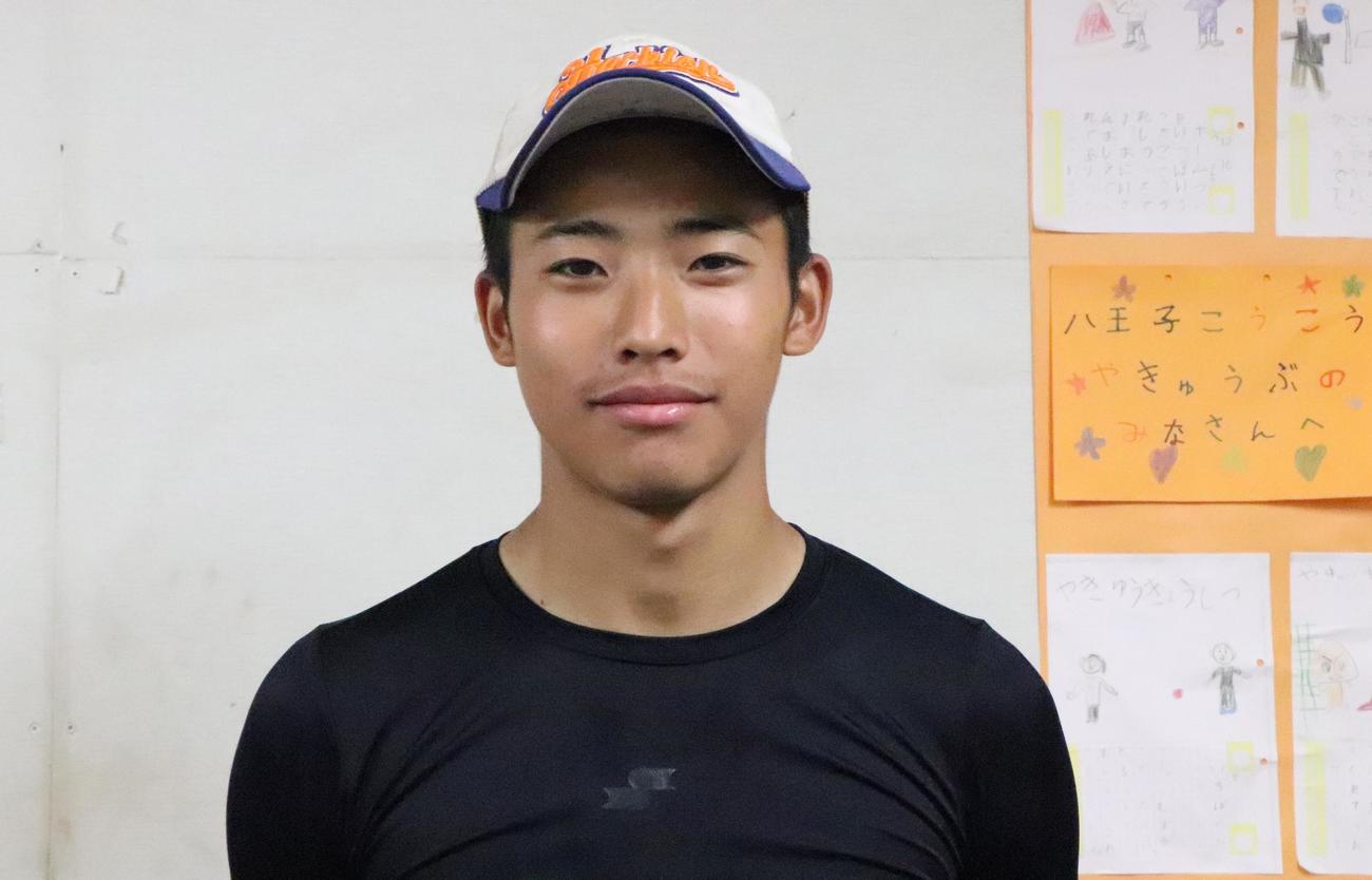 引き締まった表情を見せる八王子学園八王子・星野（撮影・藤塚大輔）