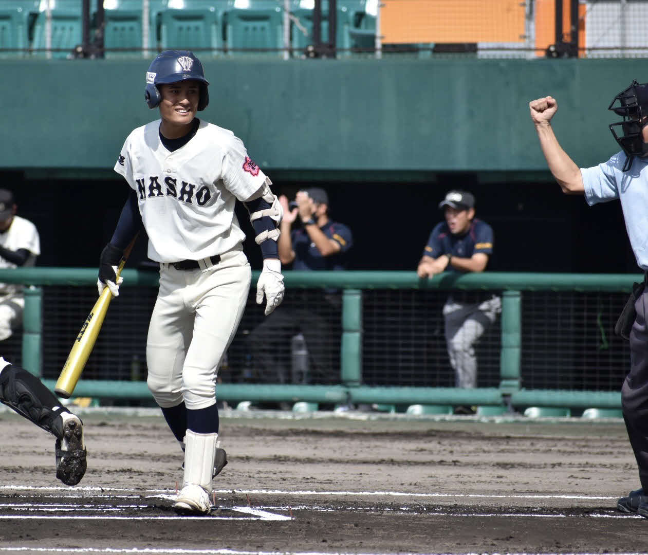 那覇商対未来沖縄　1回表の先頭で見逃し三振に倒れる那覇商・伊志嶺侑外野手（撮影・只松憲）