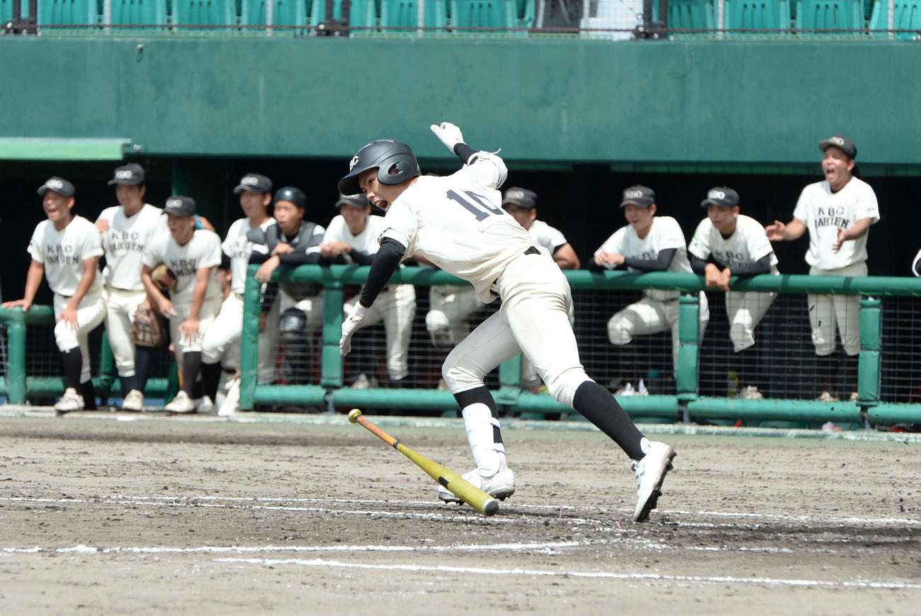 那覇商対未来沖縄　5回に左翼線適時打を放ちガッツポーズをする未来沖縄・依田（撮影・只松憲）