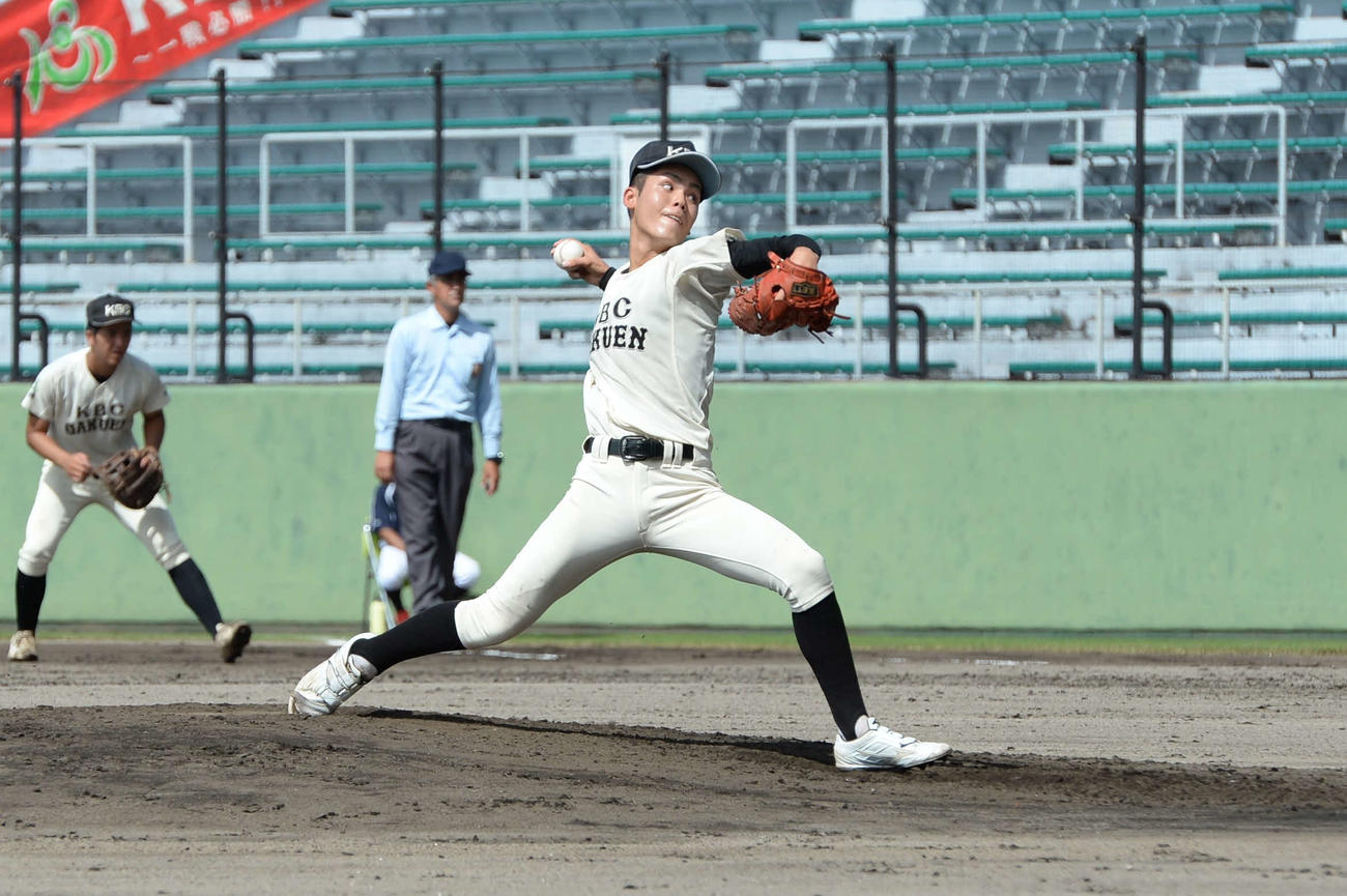 那覇商対未来沖縄　先発で力投する未来沖縄・依田（撮影・只松憲）