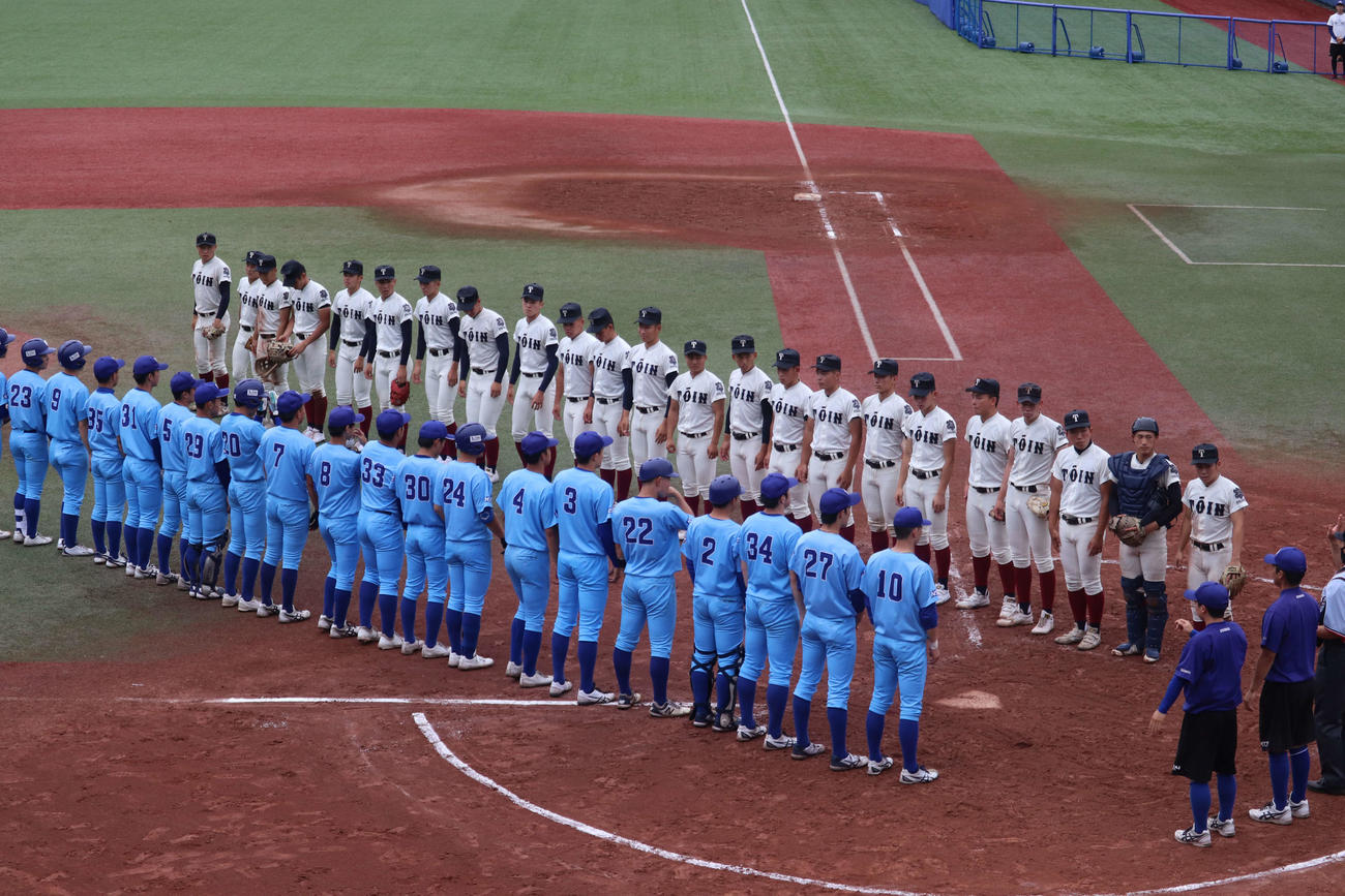 7ー0と完封勝利を納め、整列する大阪桐蔭の選手たち（撮影・保坂淑子）