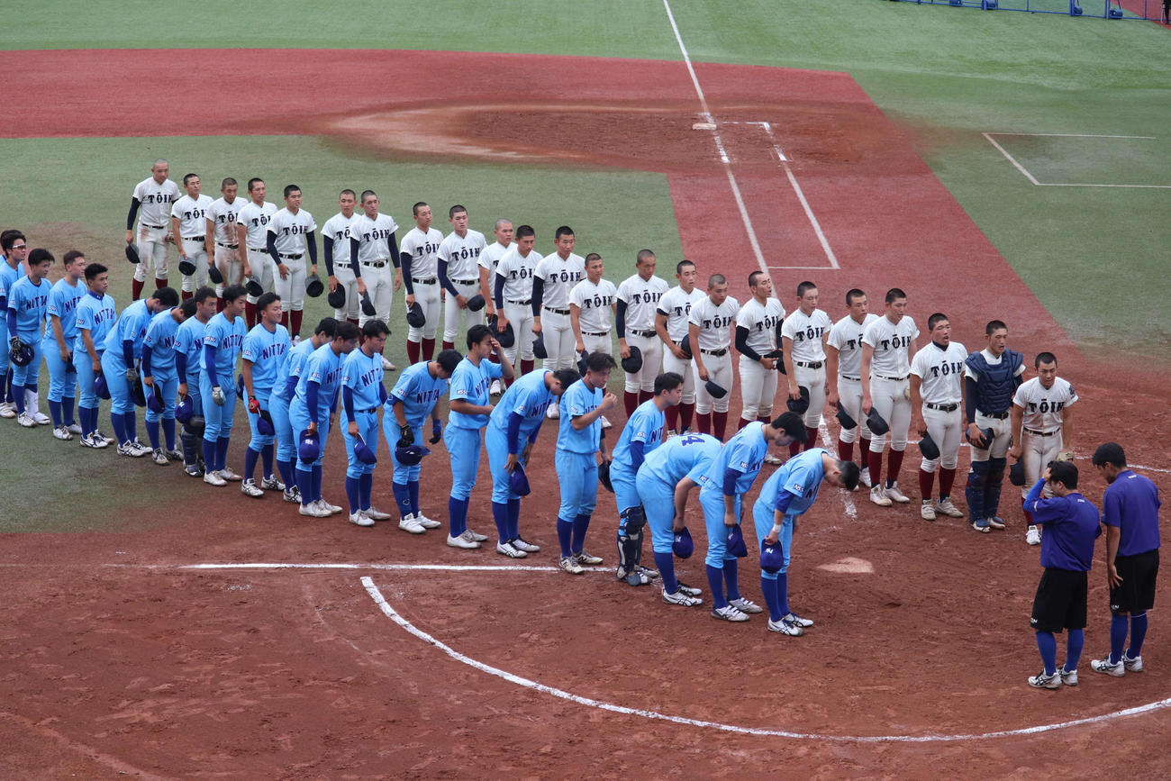 7ー0と完封勝利を納め、整列する大阪桐蔭の選手たち（撮影・保坂淑子）