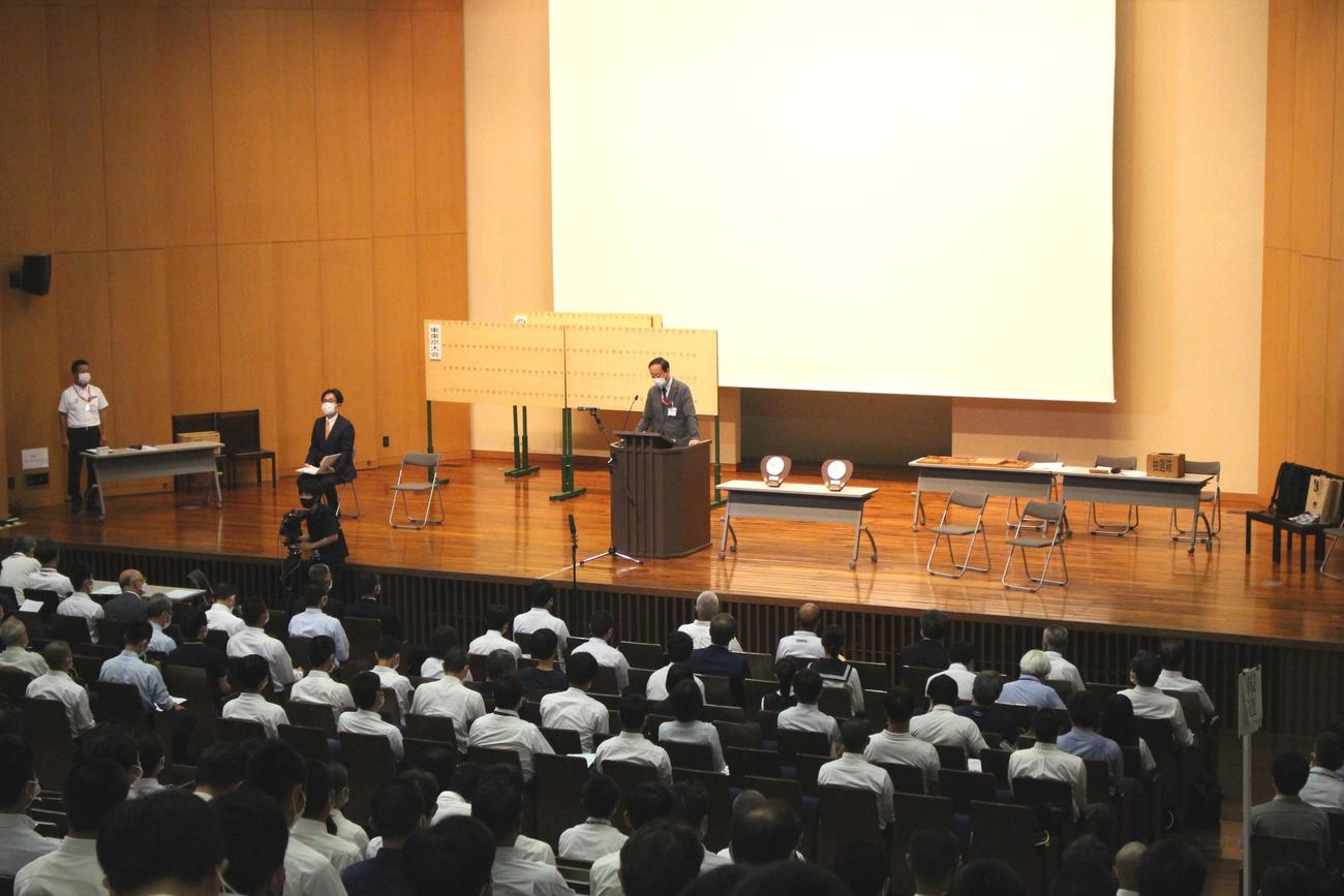 第104回全国高校野球選手権東・西東京大会の組み合わせ抽選会（撮影・保坂恭子）