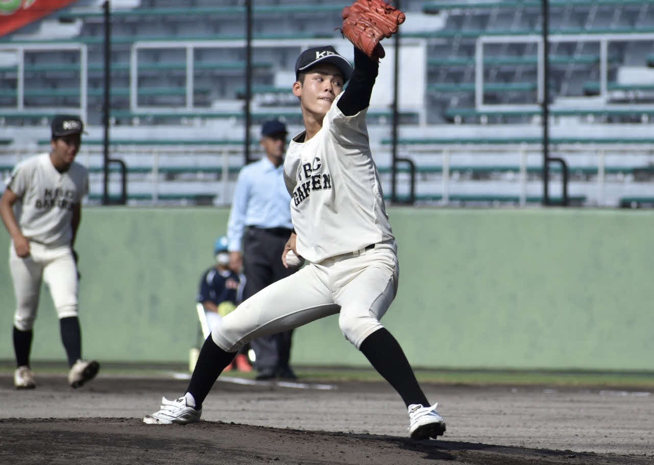 那覇商対未来沖縄　先発する未来沖縄・依田龍斗投手（撮影・只松憲）