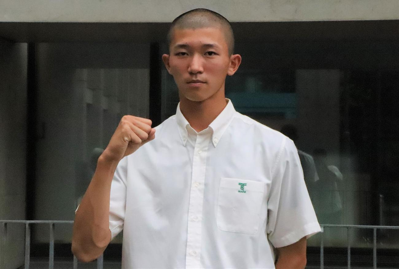 抽選を終えポーズをとる抽選を終えポーズをとる東海大菅生・鈴木投手（撮影・藤塚大輔）