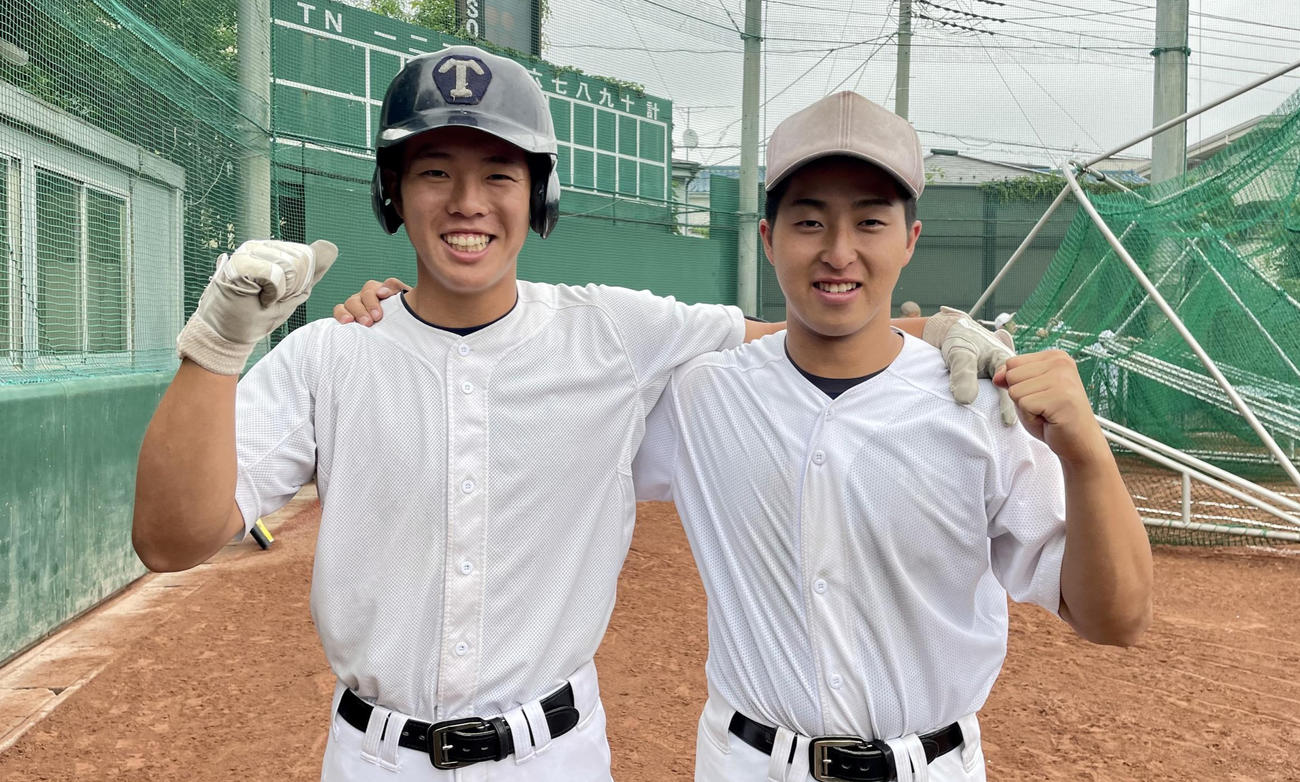 帝京打線をけん引する渡辺（左）と小島（撮影・保坂恭子）