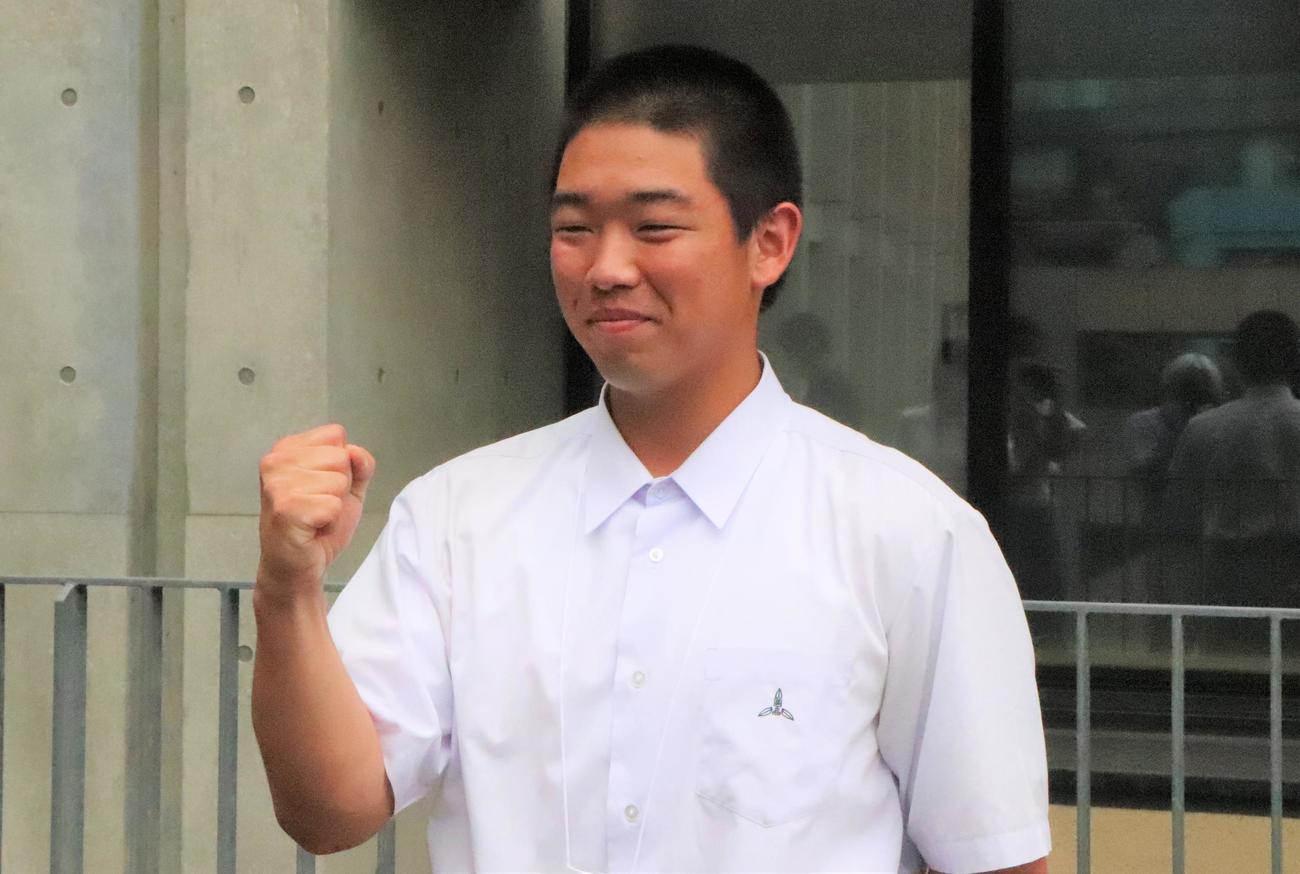 抽選を終えポーズをとる国学院久我山・宍戸副将（撮影・藤塚大輔）