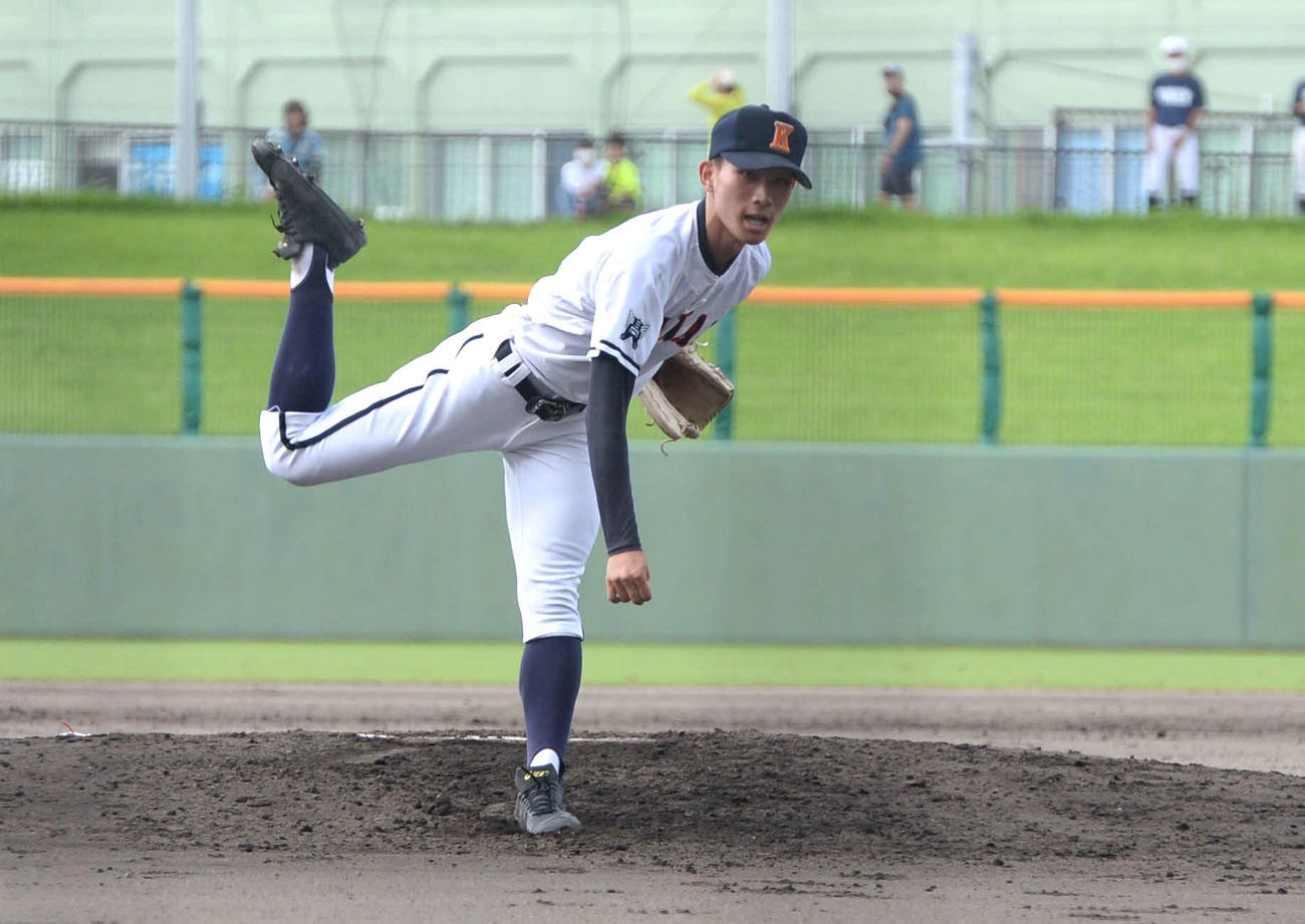 沖縄工対興南　先発で力投する興南・生盛（撮影・只松憲）