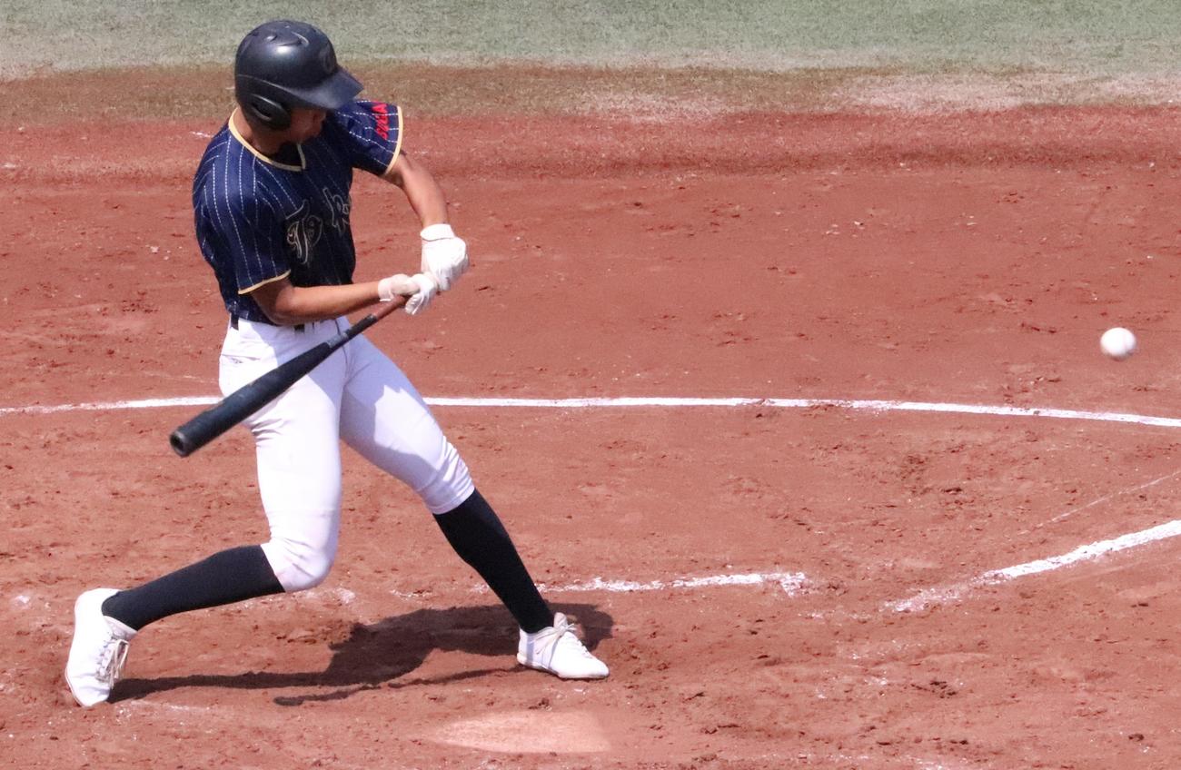 大阪桐蔭対東海大菅生　力強くスイングする東海大菅生・小池内野手（撮影・藤塚大輔）