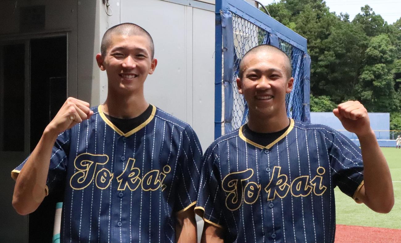 笑顔でポーズをとる東海大菅生・鈴木泰投手（左）と小池内野手（撮影・藤塚大輔）