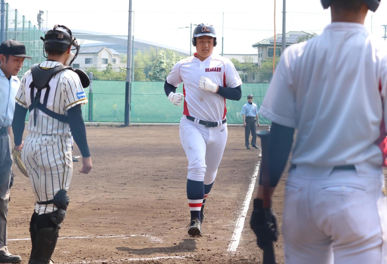 浦和学院対横浜隼人4回表浦和学院1死一、二塁、左越え3ランを放つ4番の三上栞汰内野手（撮影・阿部泰斉）