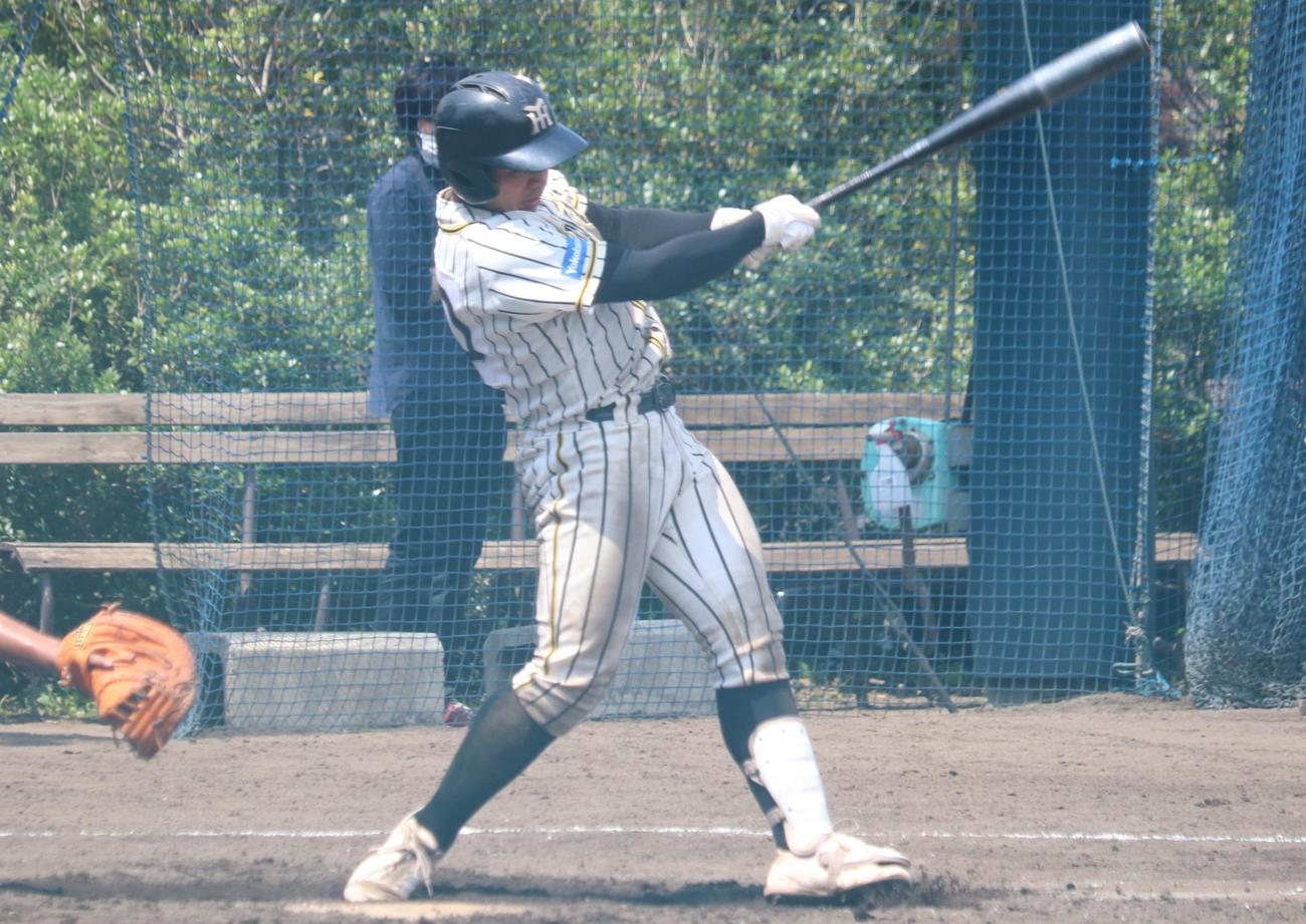 国学院久我山対横浜隼人5回表横浜隼人2死、右前打を放つ前嶋藍主将（撮影・阿部泰斉）