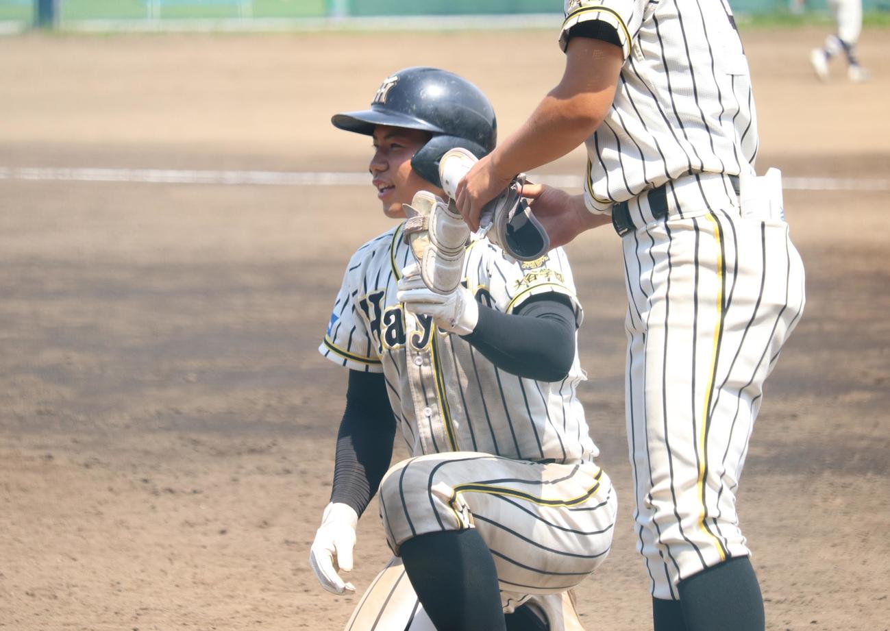 国学院久我山対横浜隼人5回表横浜隼人2死、左前打を放った前嶋藍主将（撮影・阿部泰斉）