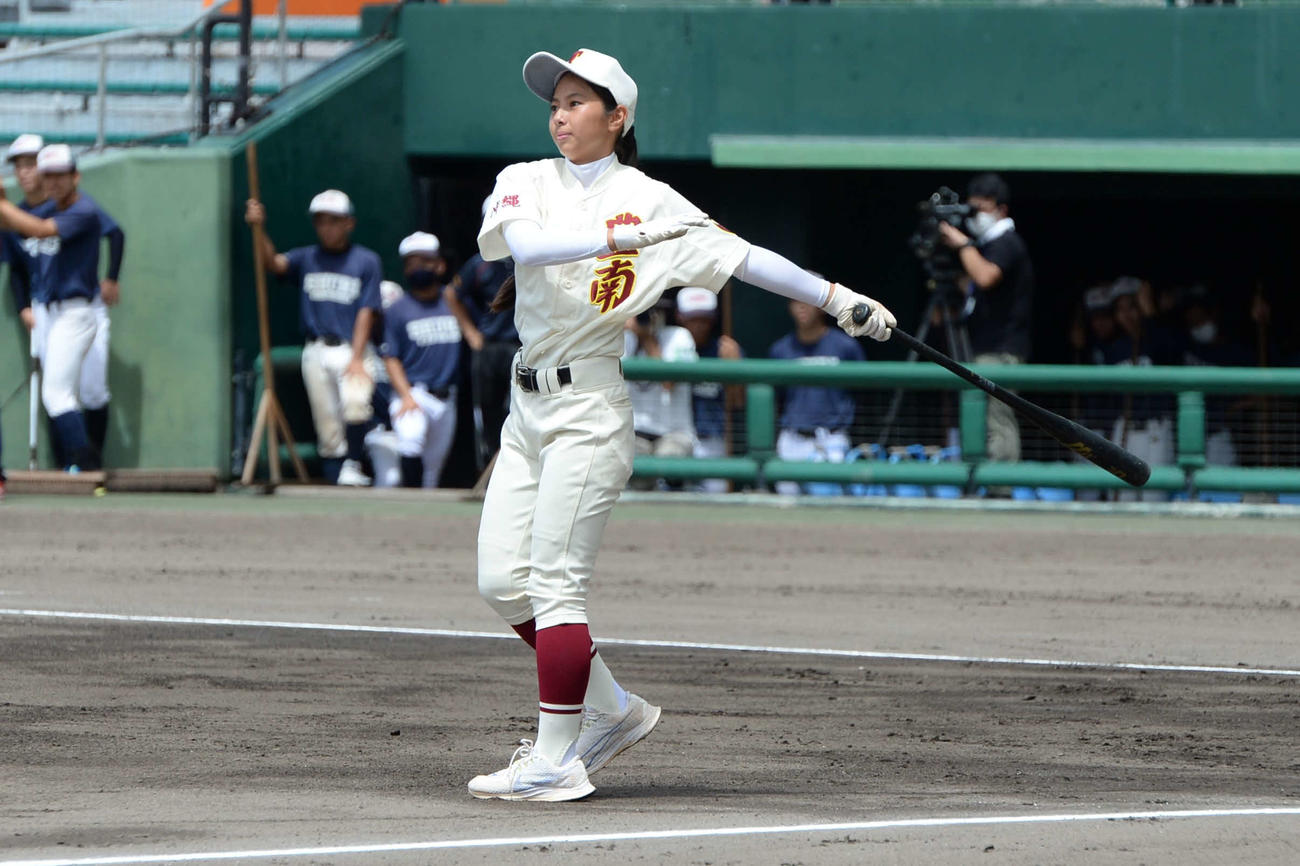 ノッカーを務める豊見城南・大谷寿音さん（撮影・只松憲）