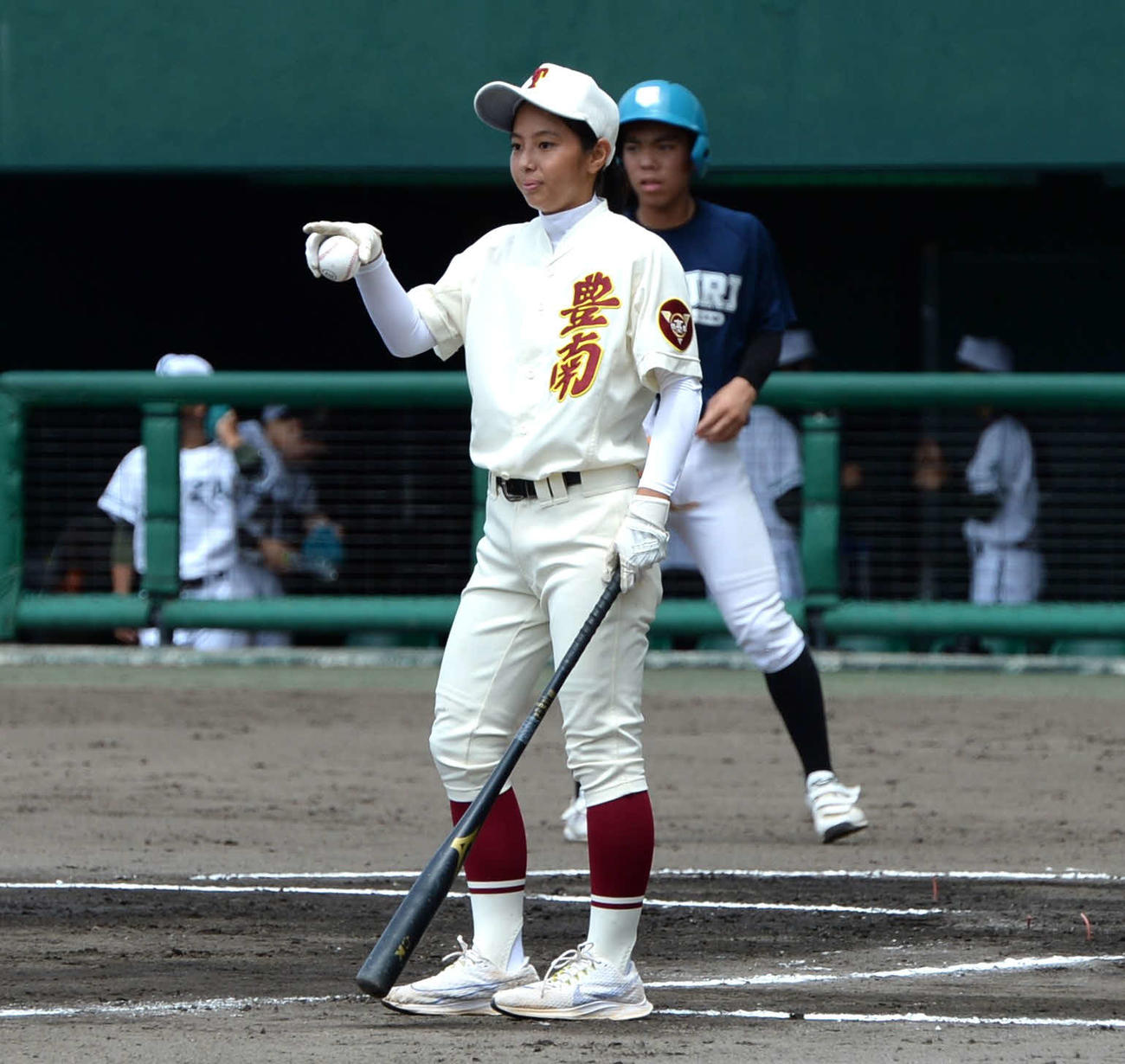 ノッカーを務める豊見城南・大谷寿音さん（撮影・只松憲）