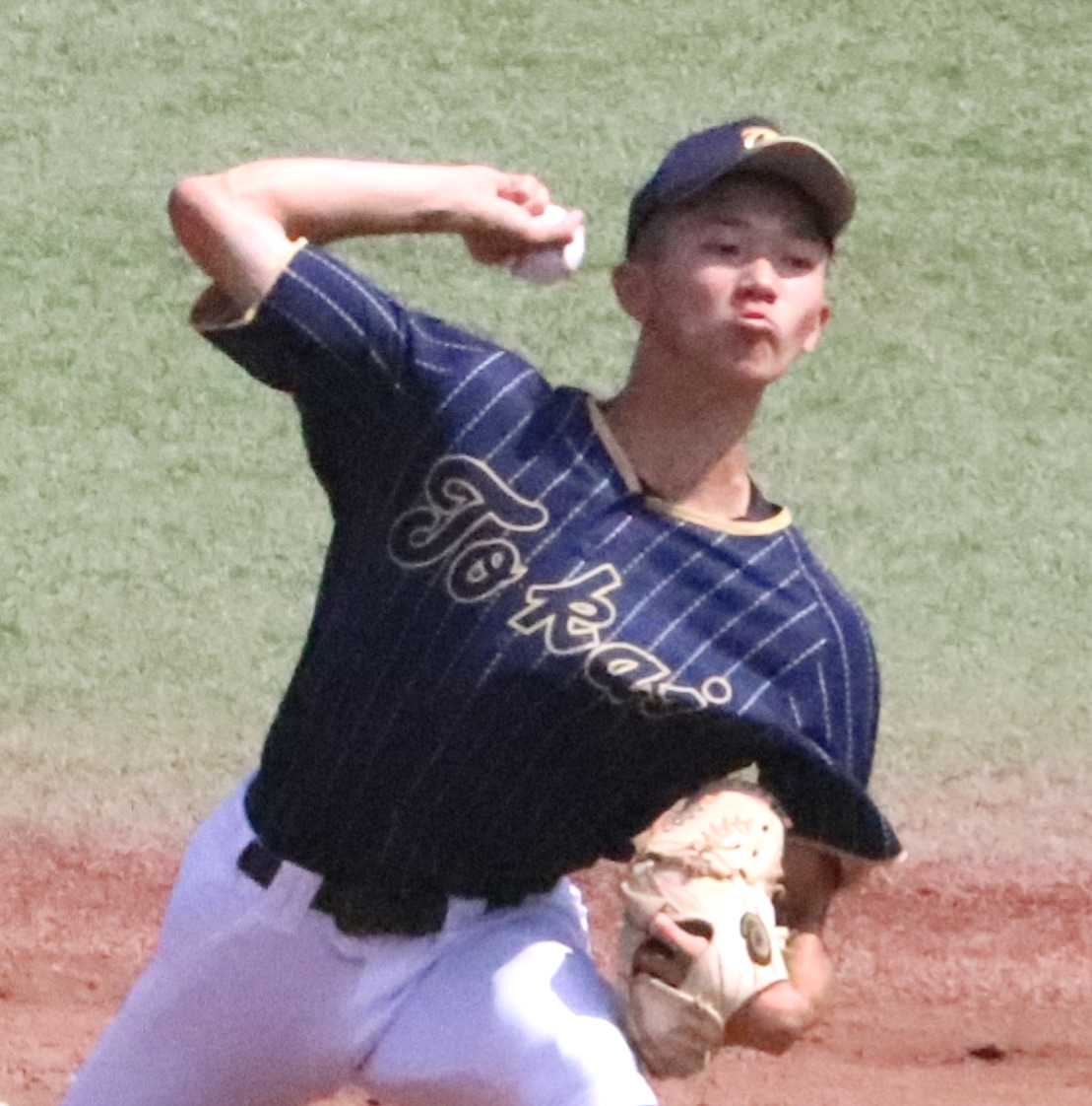 大阪桐蔭対東海大菅生　力投する東海大菅生先発の鈴木（撮影・藤塚大輔）