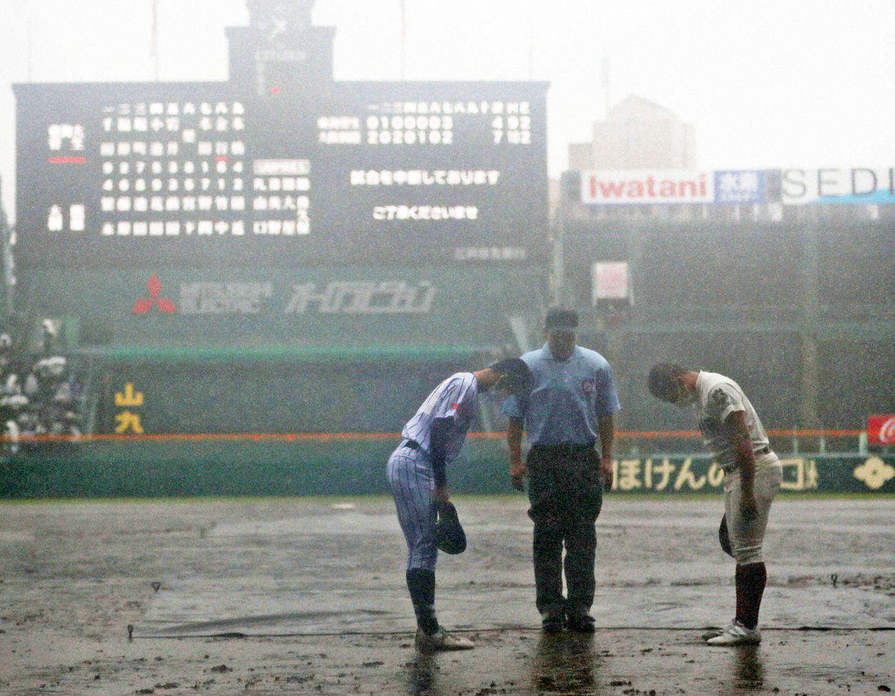 21年夏の甲子園で降雨コールドになりあいさつする東海大菅生と大阪桐蔭の主将（2021年8月17日撮影）