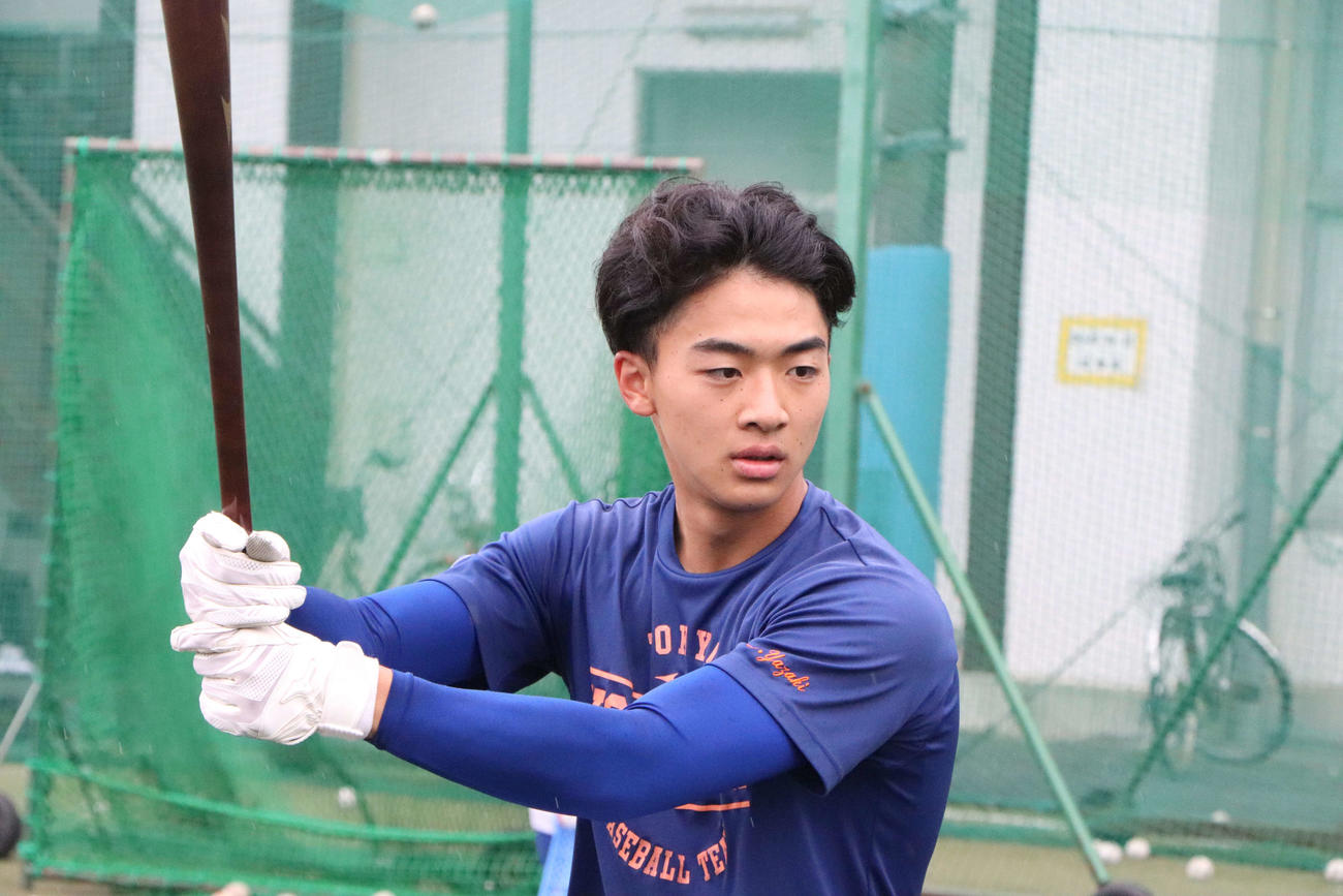 真剣な表情でトスバッティングをおこなう駒大高・矢崎主将（撮影・藤塚大輔）
