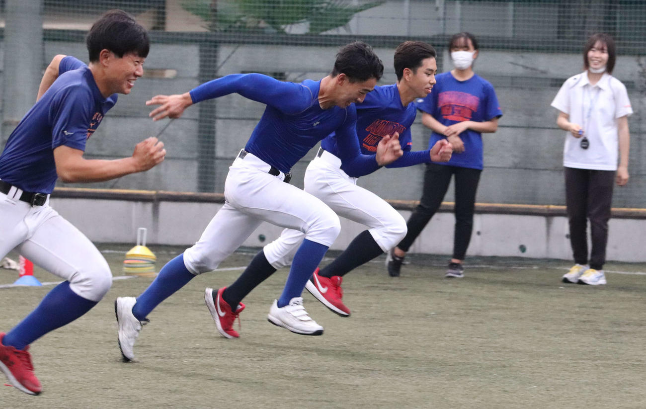 明るい雰囲気でダッシュをおこなう駒大高の選手たち（撮影・藤塚大輔）