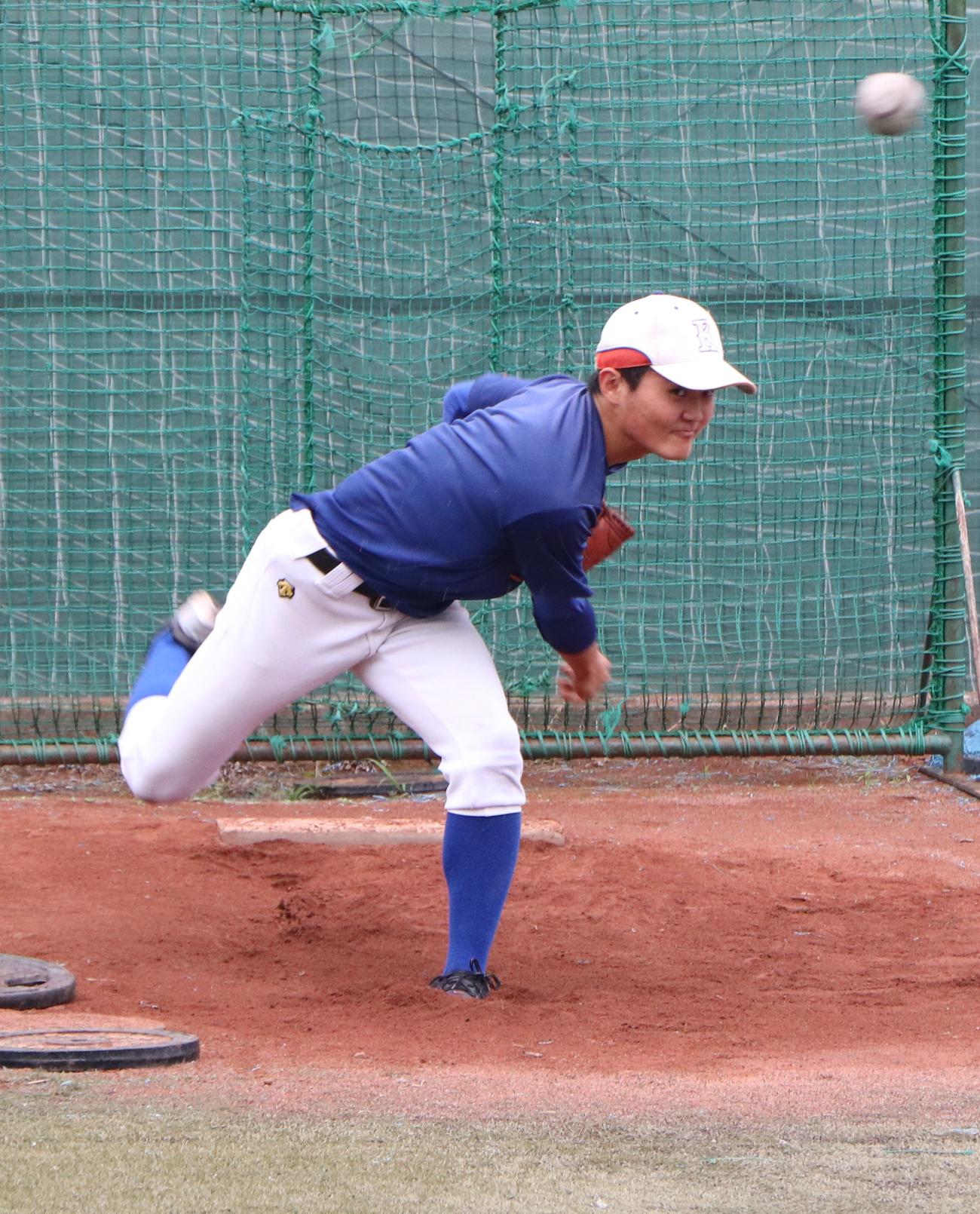 真剣な表情で投球練習をおこなう駒大高・大根田投手（撮影・藤塚大輔）