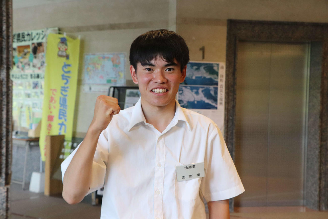 ポーズをとる壬生・益子芳星・佐野東・那須連合チームの柴崎主将（撮影・藤塚大輔）