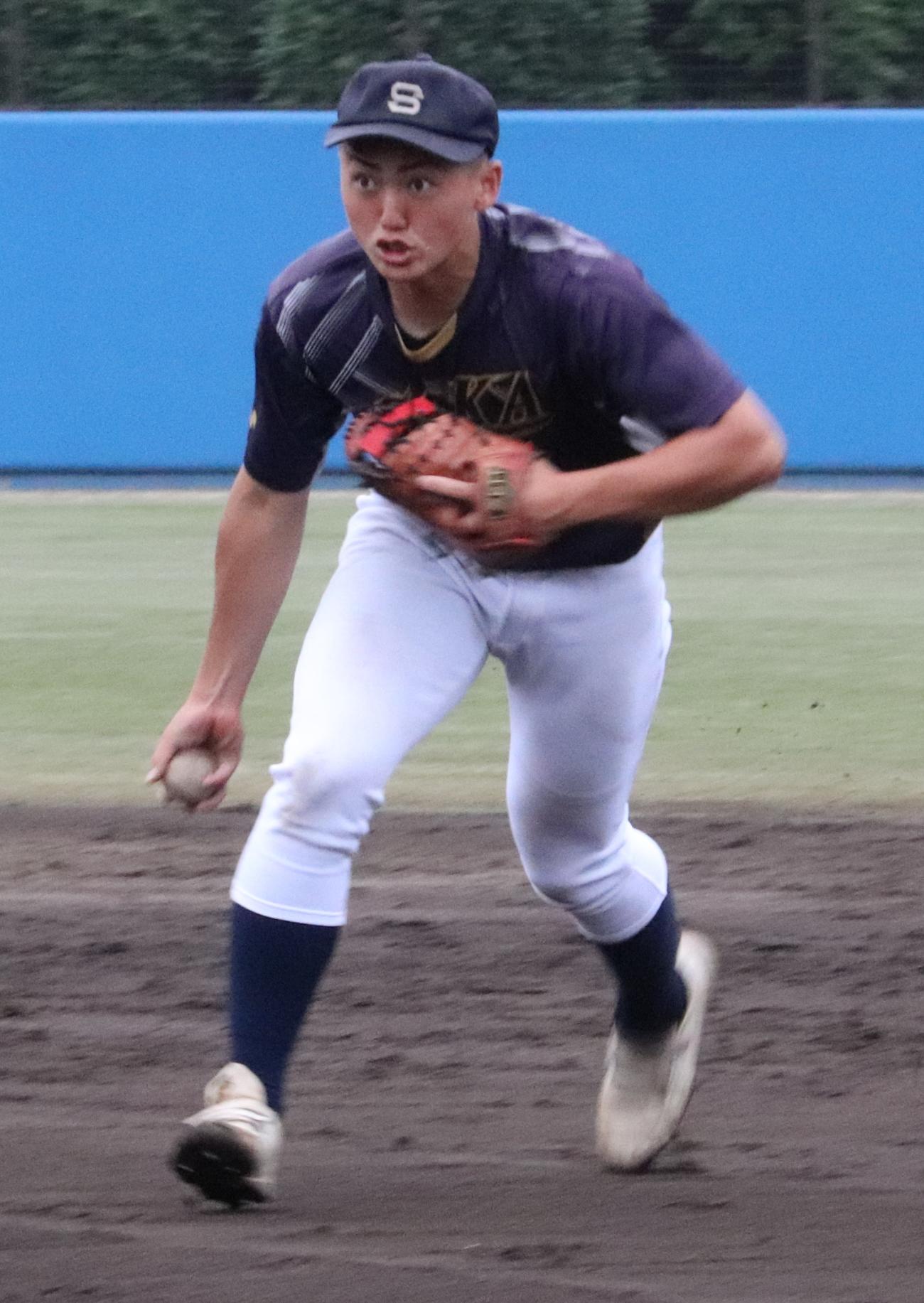 守備練習をおこなう創価主将・小原内野手（撮影・藤塚大輔）