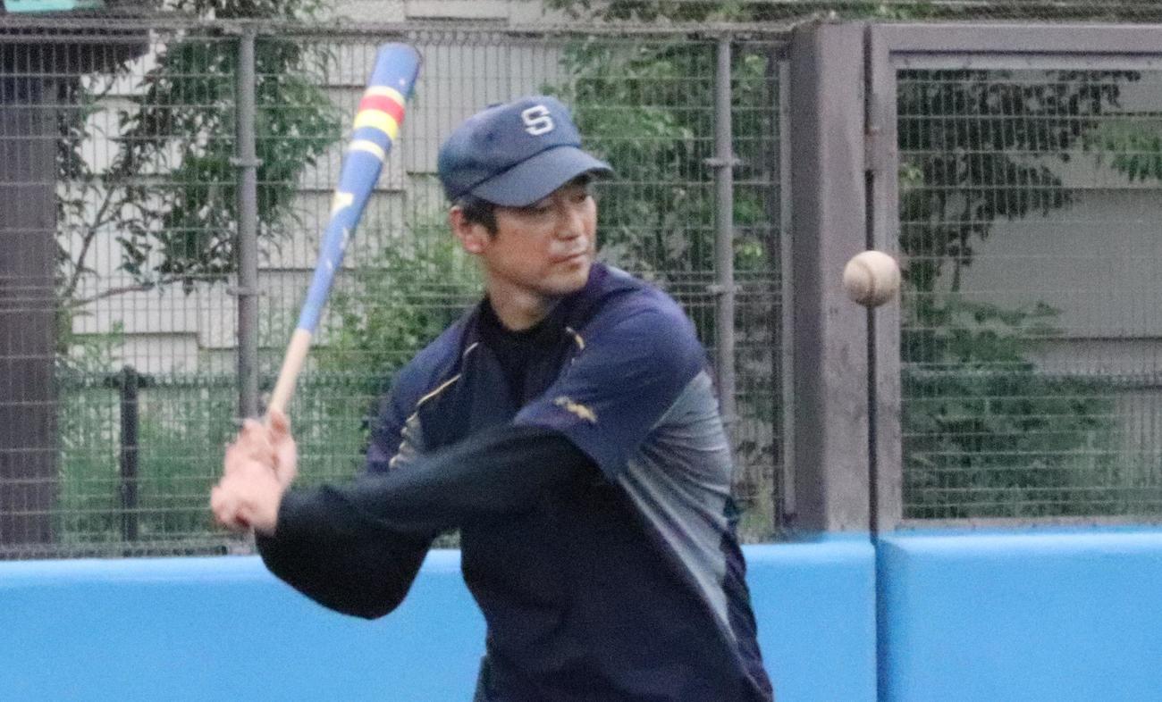 選手たちへノックを打つ創価・片桐哲郎監督（撮影・藤塚大輔）