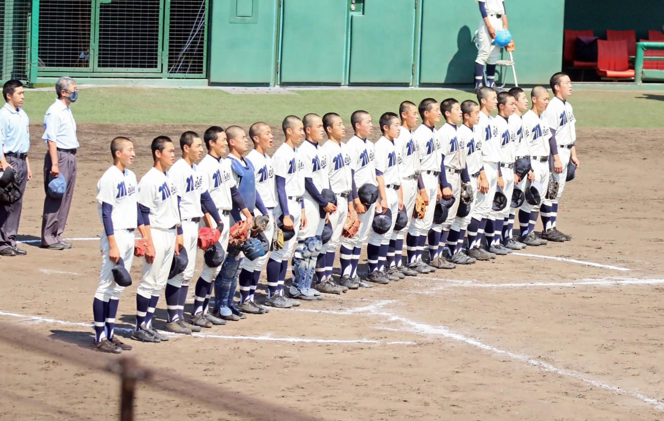 22年春　3回戦に勝利し校歌を歌う明星（明星提供）