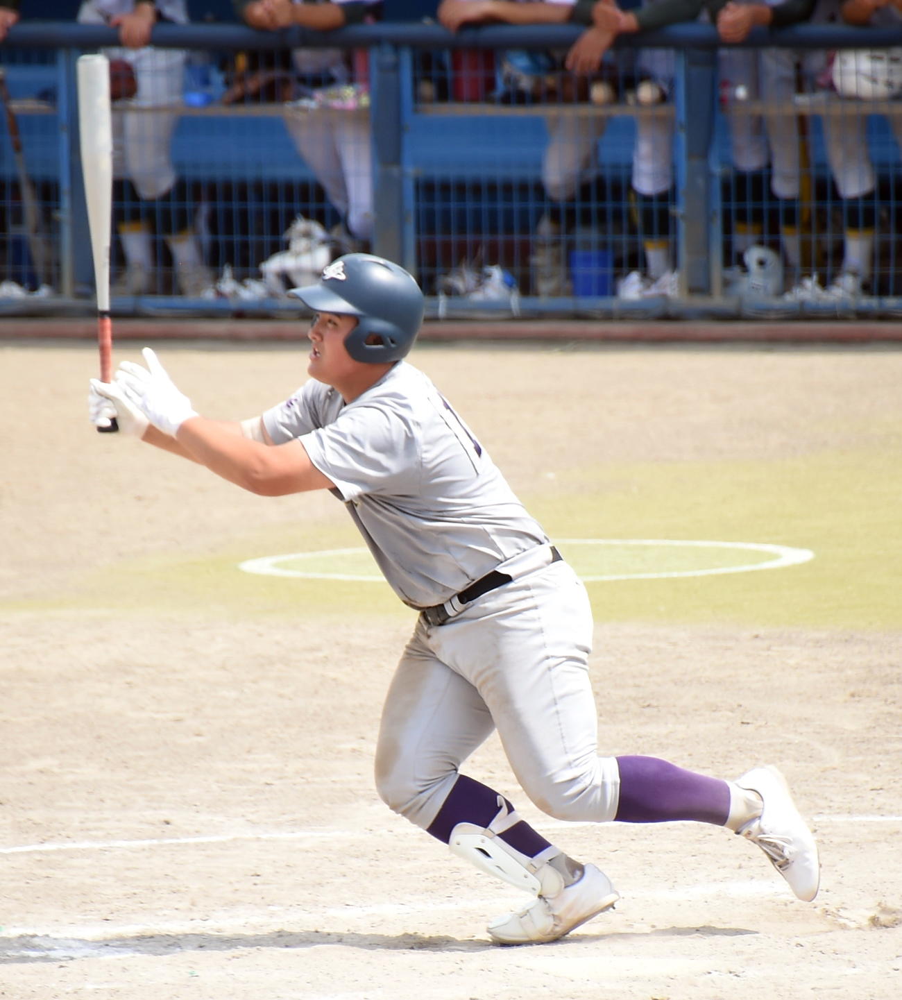 5回、高校通算71号となるソロ本塁打を放つ佐々木麟（撮影・山田愛斗）