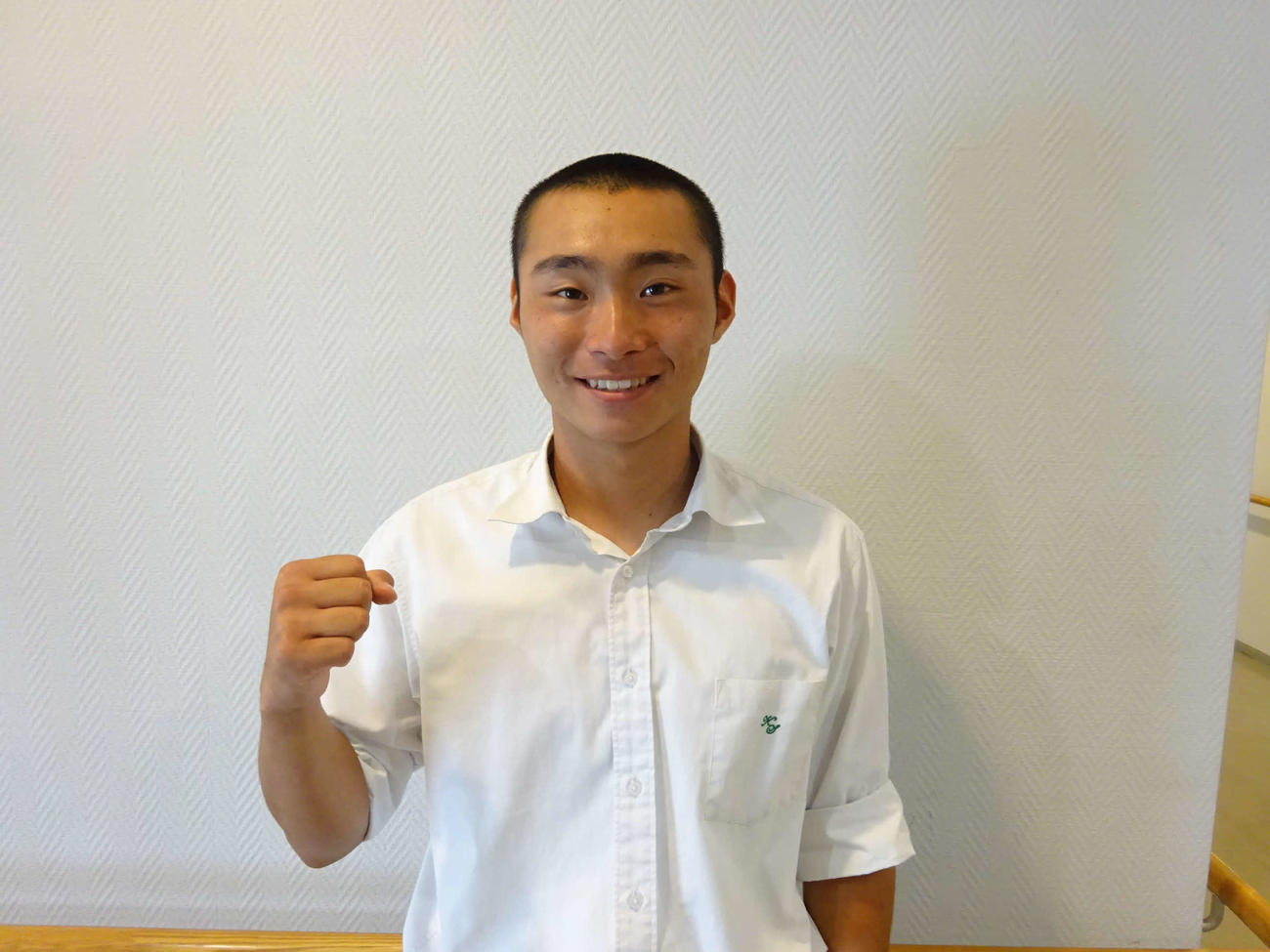 甲子園、春夏連続出場を誓い笑顔でガッツポーズを見せる木更津総合の中西主将（撮影・保坂淑子）