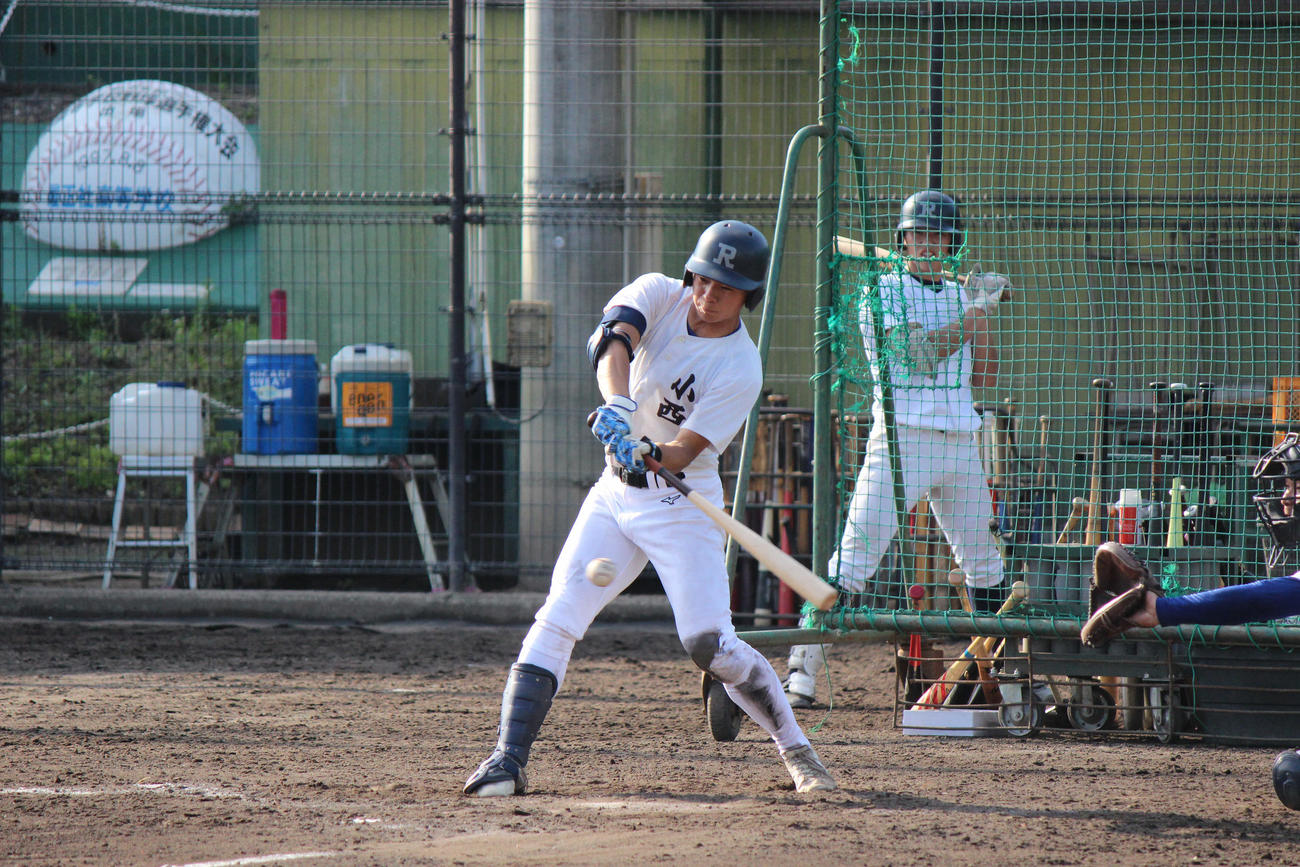 打撃練習する履正社・小西柚生主将
