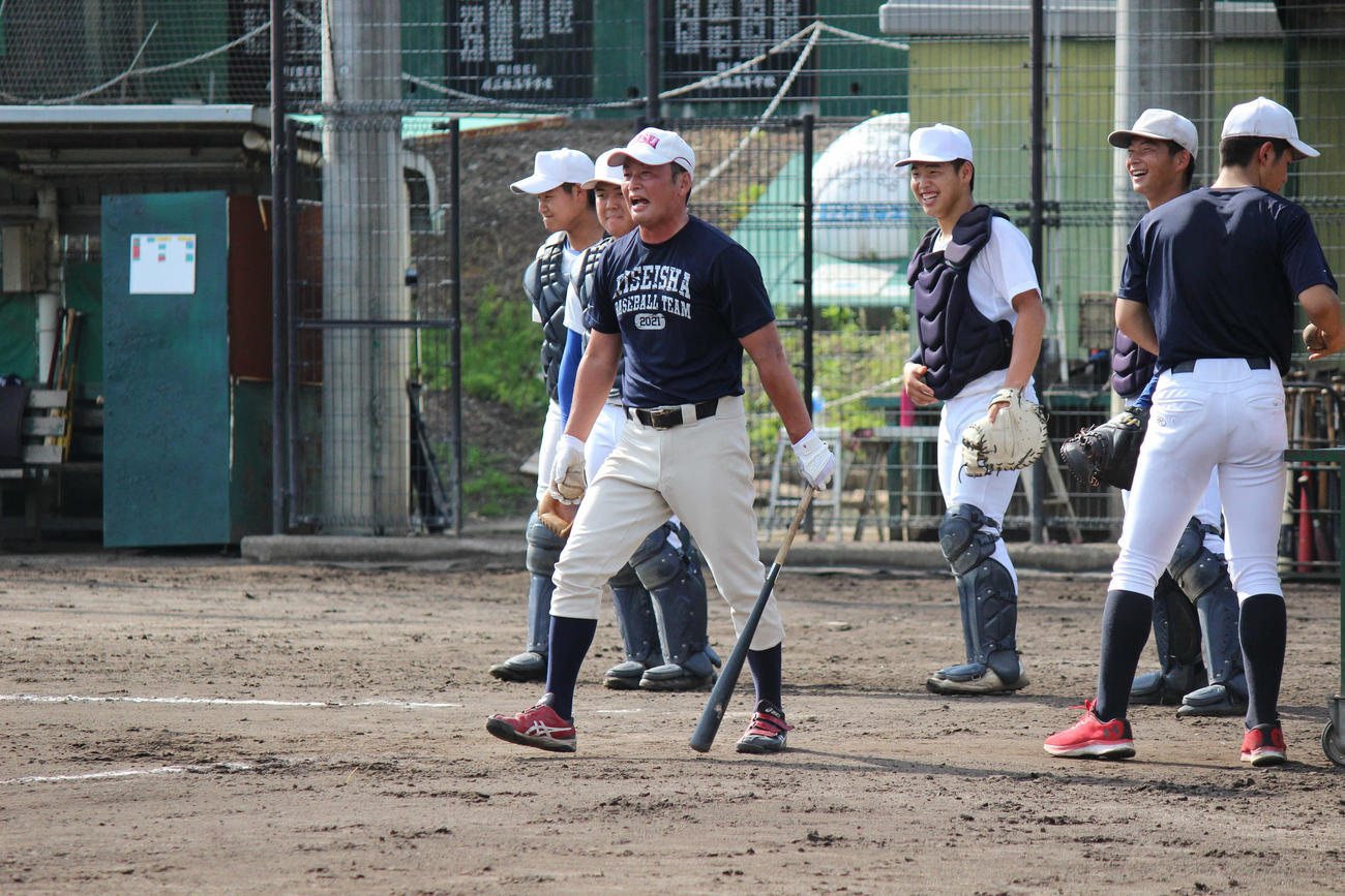 ノックで声をかける履正社・多田監督（左から3人目）