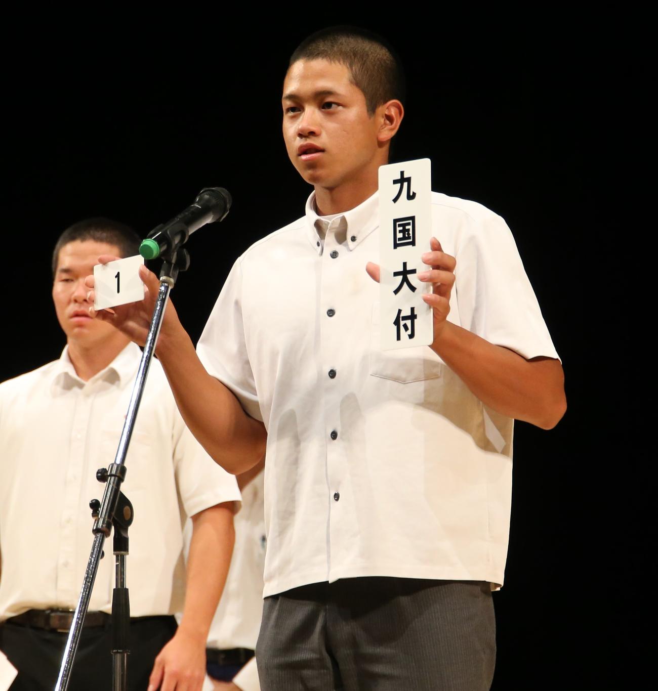 福岡大会の組み合わせ抽選会に臨む九州国際大付・野田海人主将（撮影・菊川光一）＝2022年6月24日、福岡・リーパスプラザこが