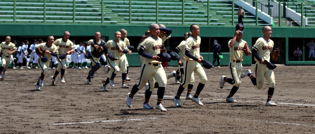 帯広農対足寄　道内地区予選の1番星を挙げ駆け出す帯広農の選手たち（撮影・永野高輔）