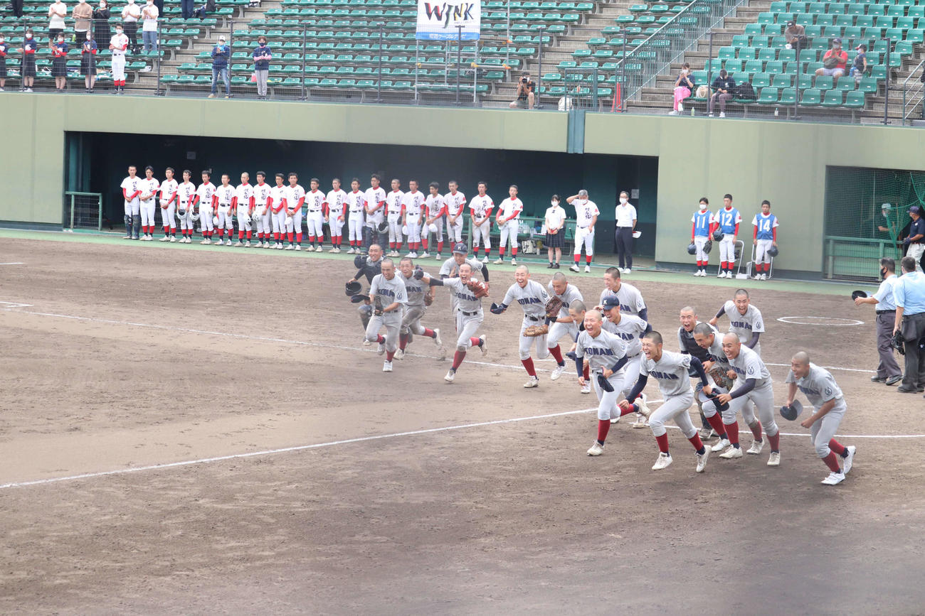 校歌の演奏後、勝利の喜びを爆発させた甲南メンバー（撮影者・波部俊之介）