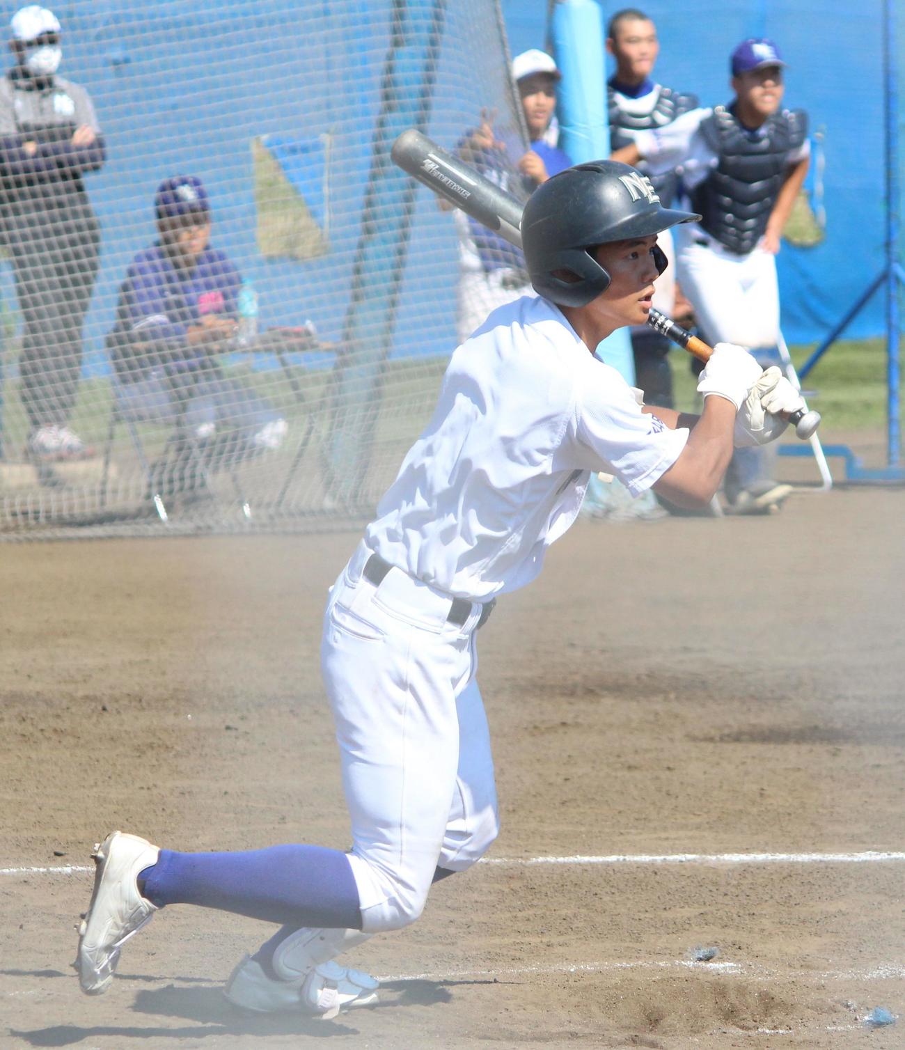 練習試合で1安打を放った日体大荏原・石崎主将（撮影・保坂恭子）