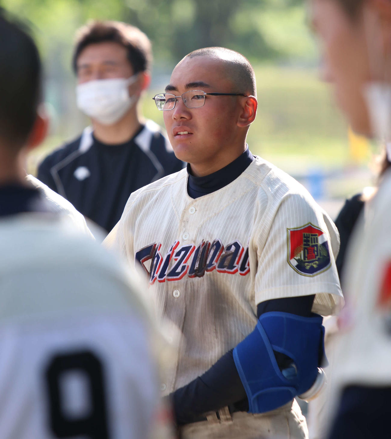 試合後のミーティングで目を潤ませる静内・吉原（撮影・山崎純一）
