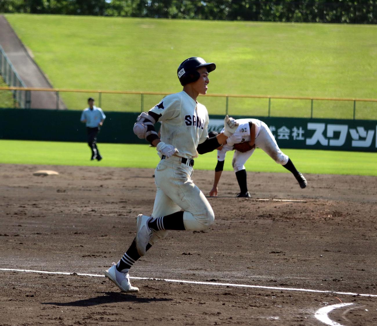 帯広三条対芽室　8回帯広三条2死、代打の星野が右越えに公式戦初本塁打を放ち笑顔で生還する（撮影・永野高輔）