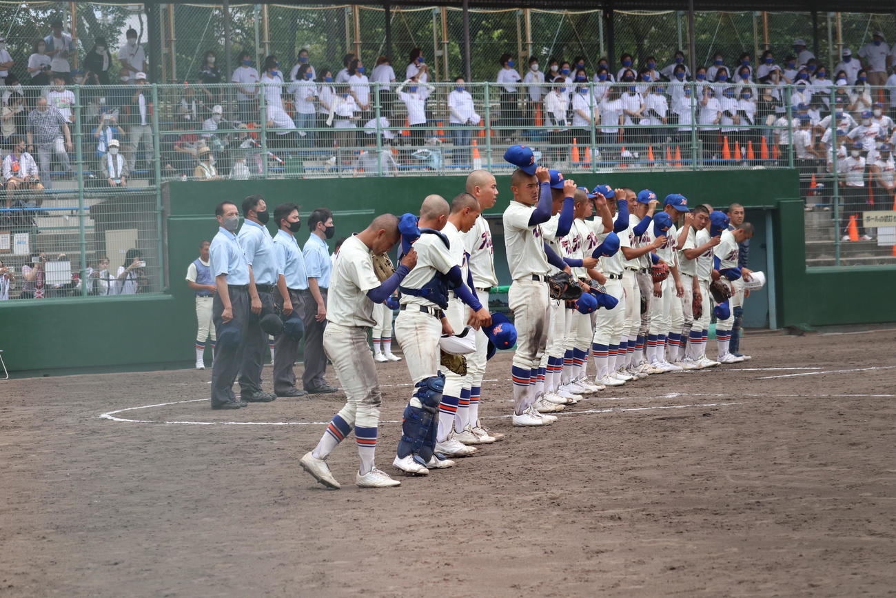 神戸国際大付対御影　整列する神戸国際大付の選手（撮影・竹本穂乃加）