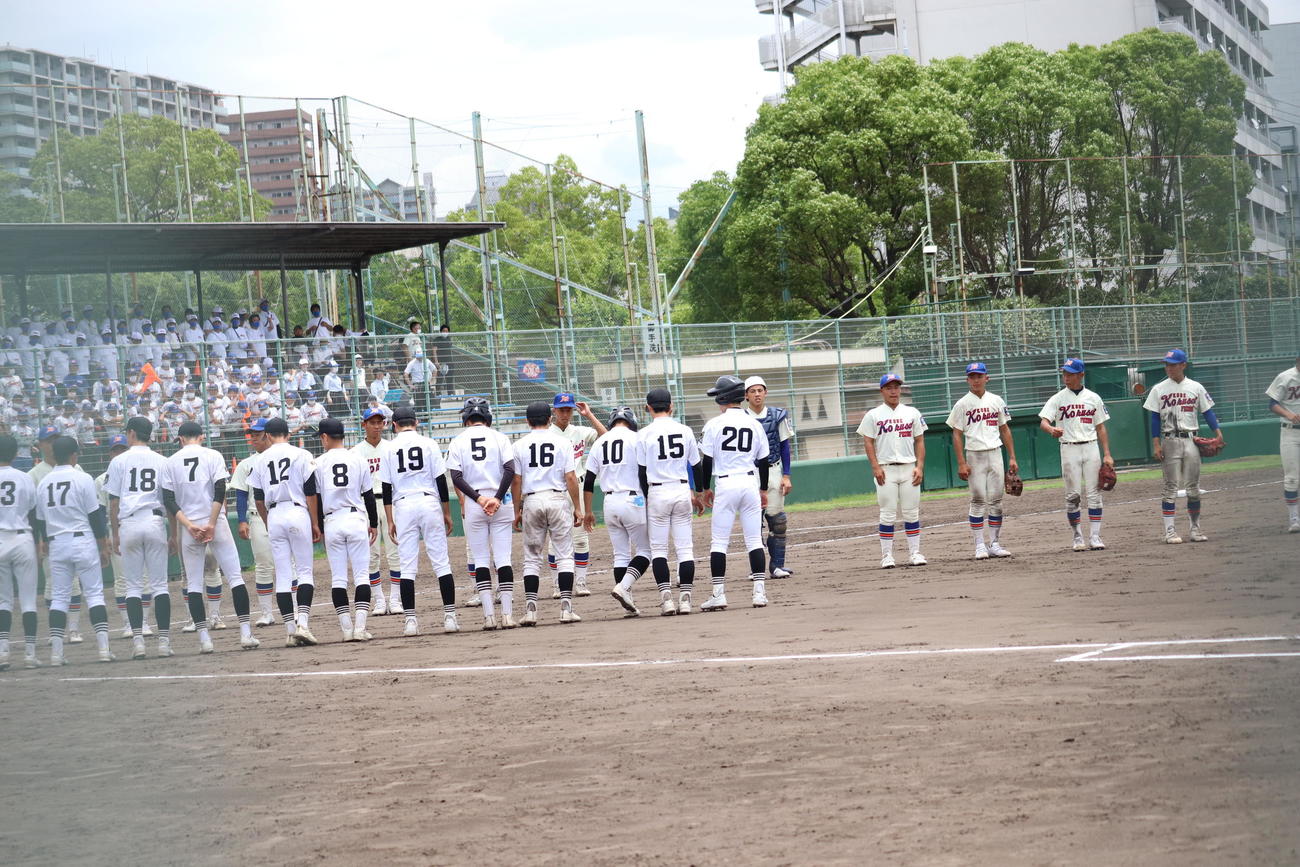 神戸国際大付対御影　試合終了後、整列する選手ら（撮影・竹本穂乃加）
