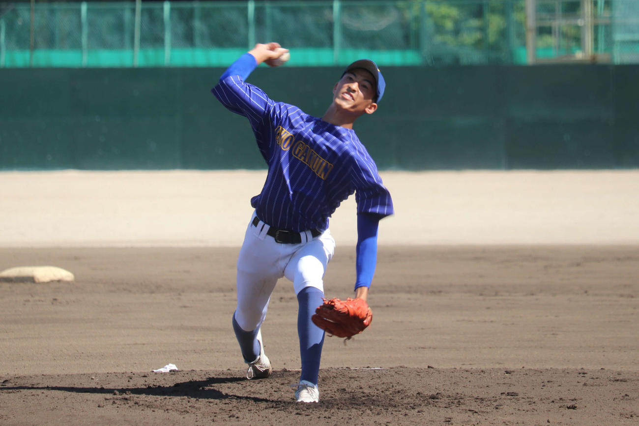 9回裏、四球を出し一塁に退くも、打者1人を挟み再びマウンドに戻り勝利した、中央学院・先発の井川（撮影・保坂淑子）