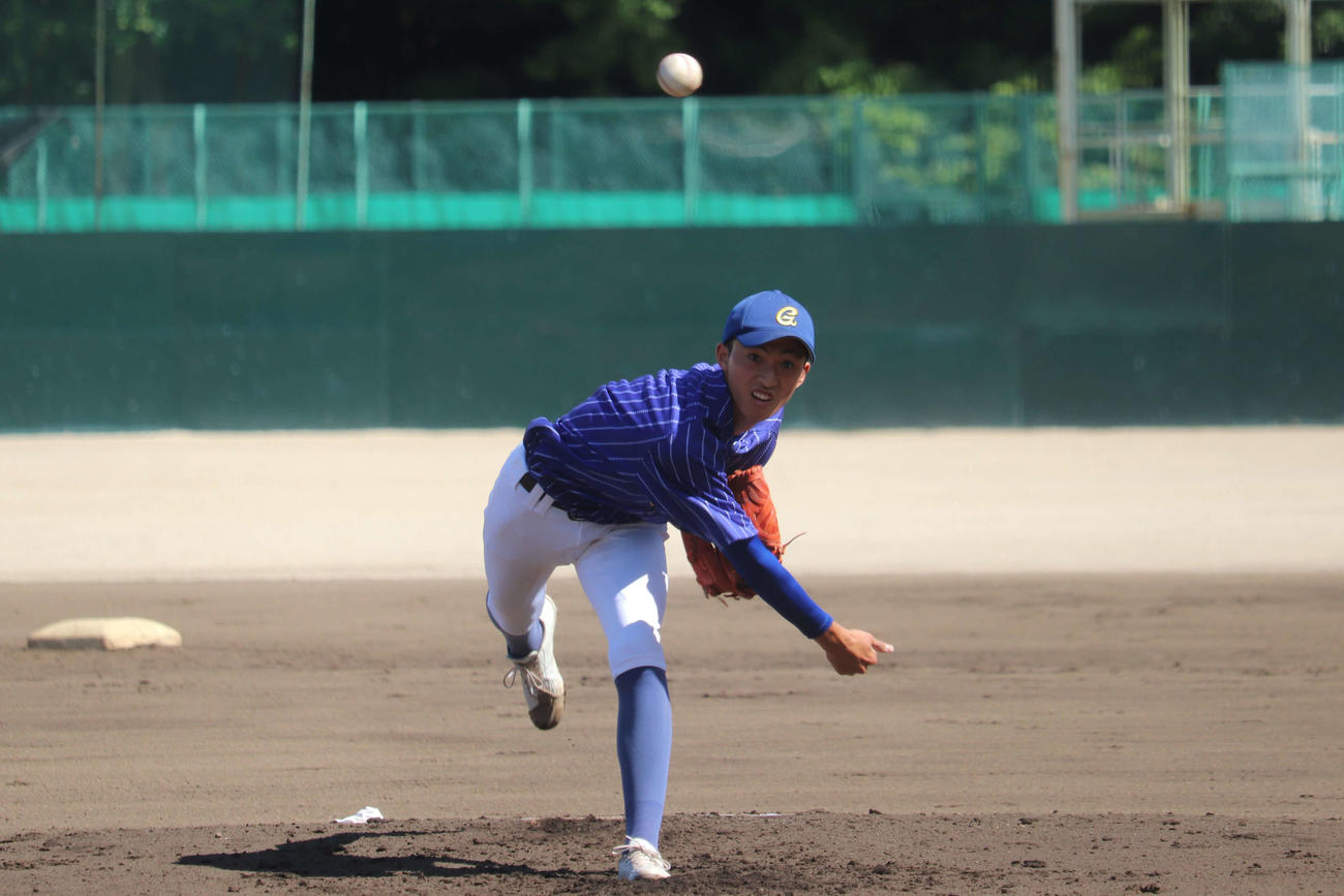 9回裏、四球を出し一塁に退くも、打者1人を挟み再びマウンドに戻り勝利した、中央学院・先発の井川（撮影・保坂淑子）