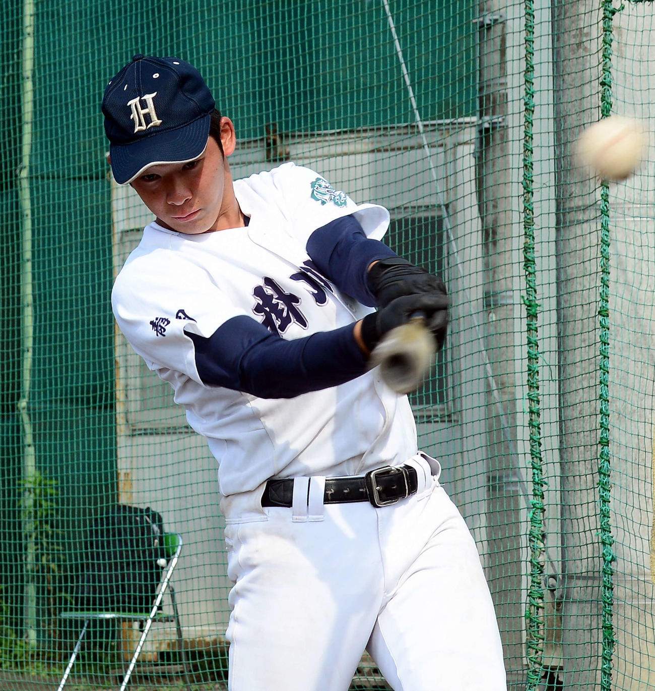 練習で力強いスイングを見せる掛川東・平尾